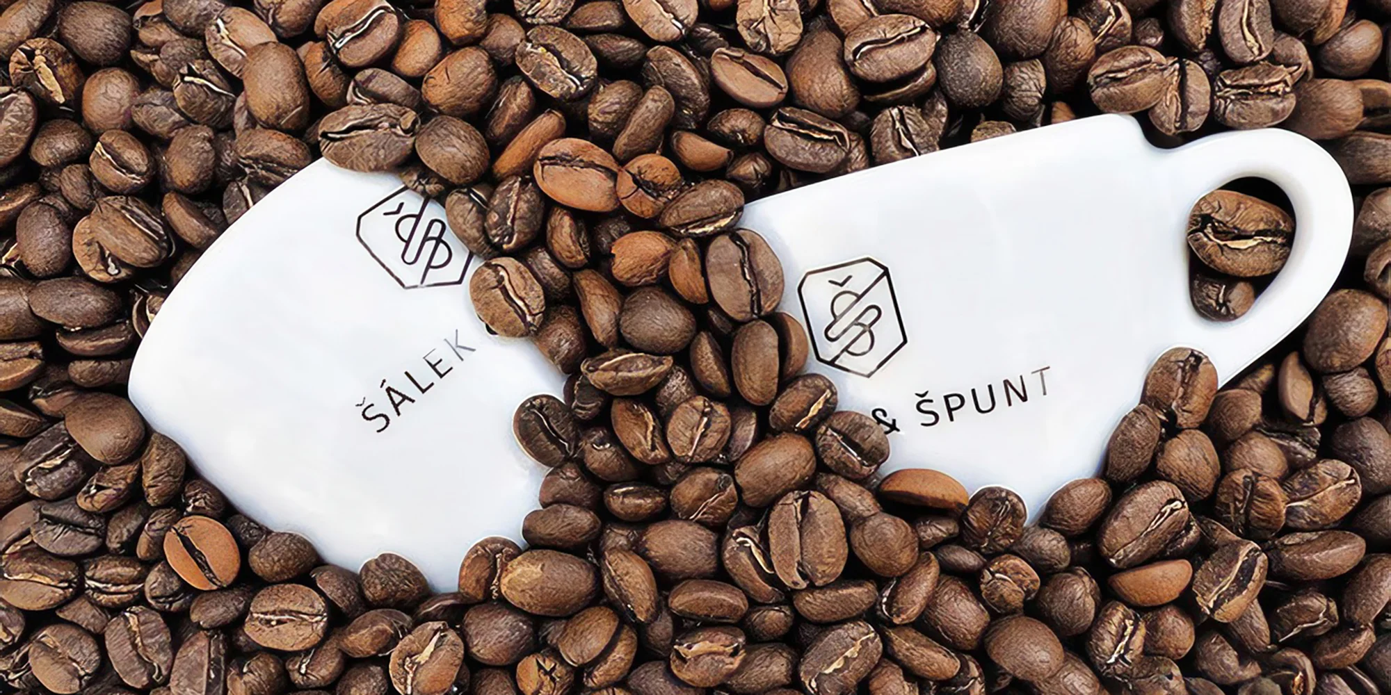 Káva a zákusek v sympatické kavárně na náplavce pro 1 nebo 2 osoby