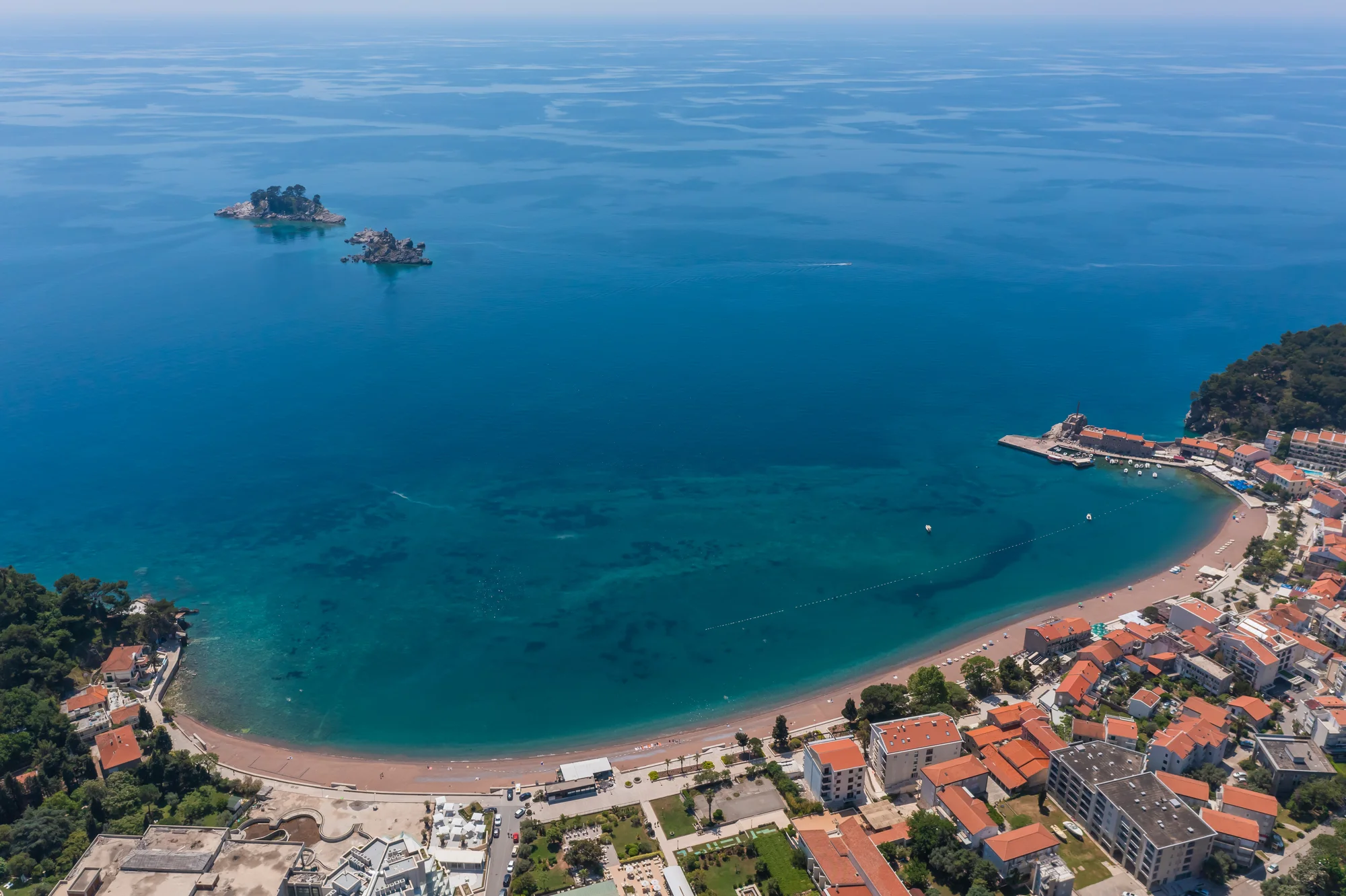 Přímořská pohoda v Černé Hoře: apartmány kousek od pláže i venkovní bazén