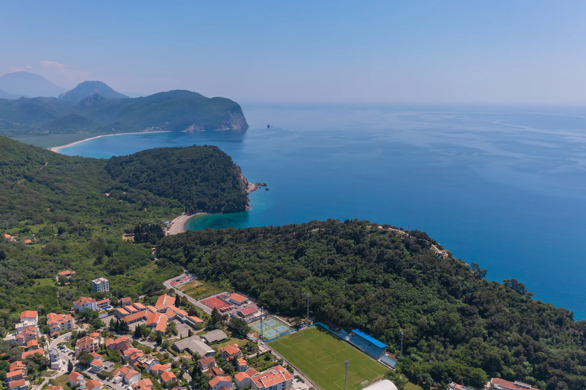 Přímořská pohoda v Černé Hoře: apartmány kousek od pláže i venkovní bazén