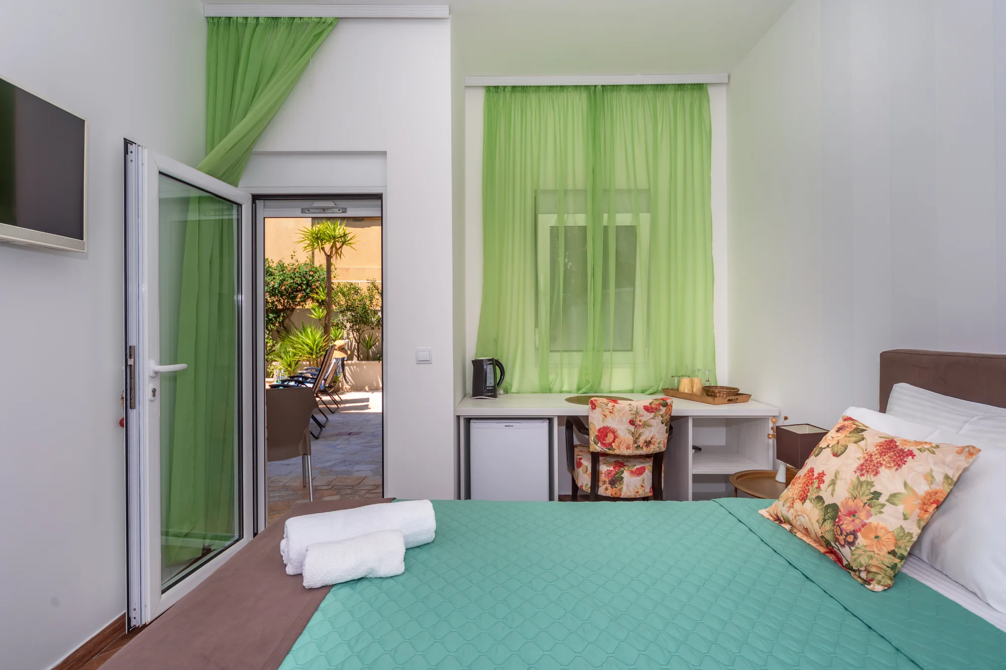 Přímořská pohoda v Černé Hoře: apartmány kousek od pláže i venkovní bazén