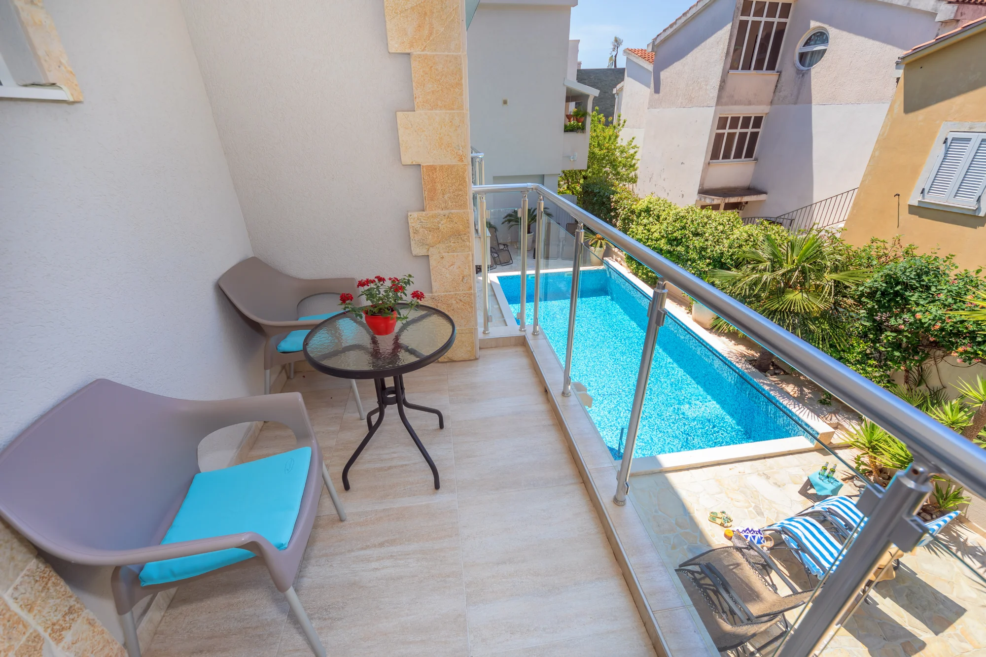 Přímořská pohoda v Černé Hoře: apartmány kousek od pláže i venkovní bazén