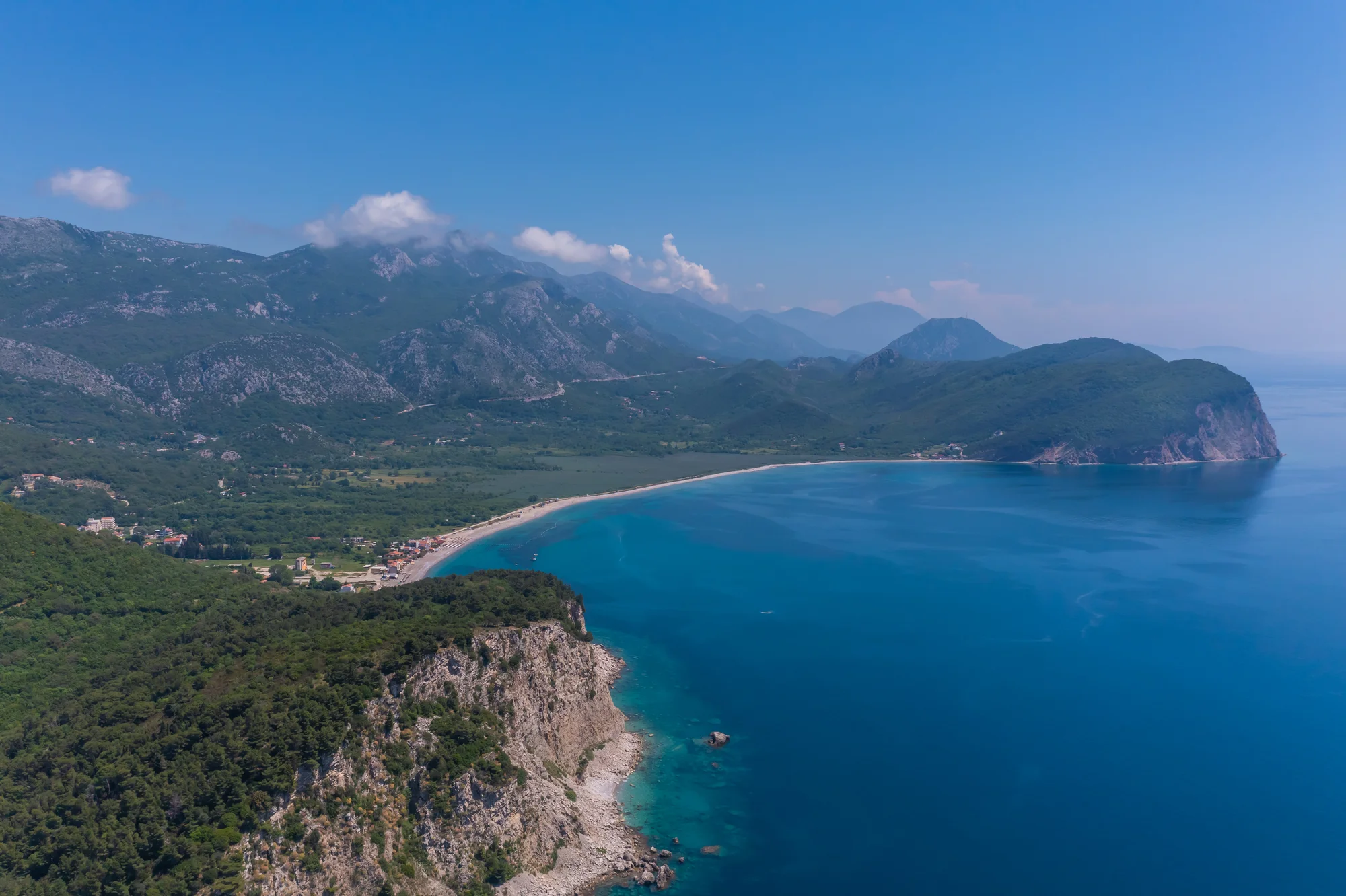 Přímořská pohoda v Černé Hoře: apartmány kousek od pláže i venkovní bazén