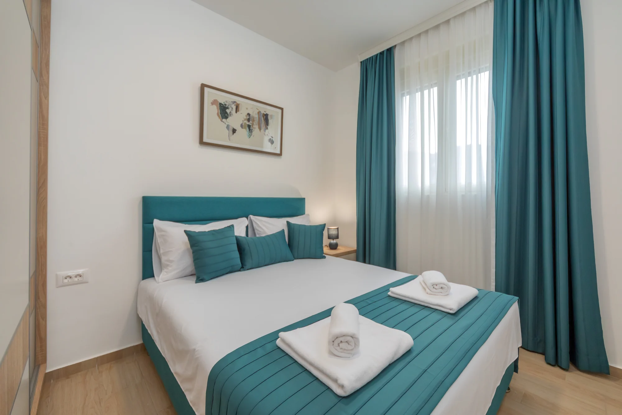 Krásné apartmány v Petrovaci, 200 metrů od pláže a střešní terasa s výhledem