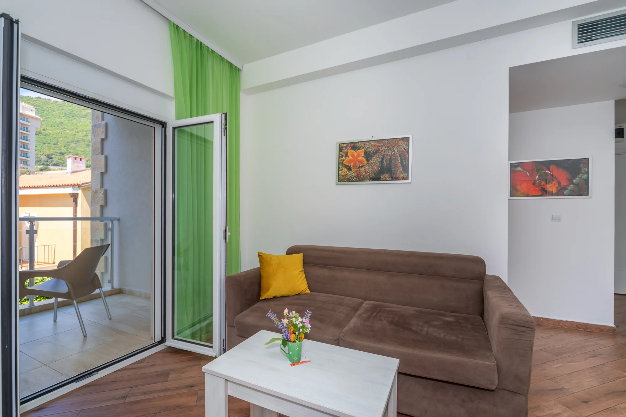 Přímořská pohoda v Černé Hoře: apartmány kousek od pláže i venkovní bazén