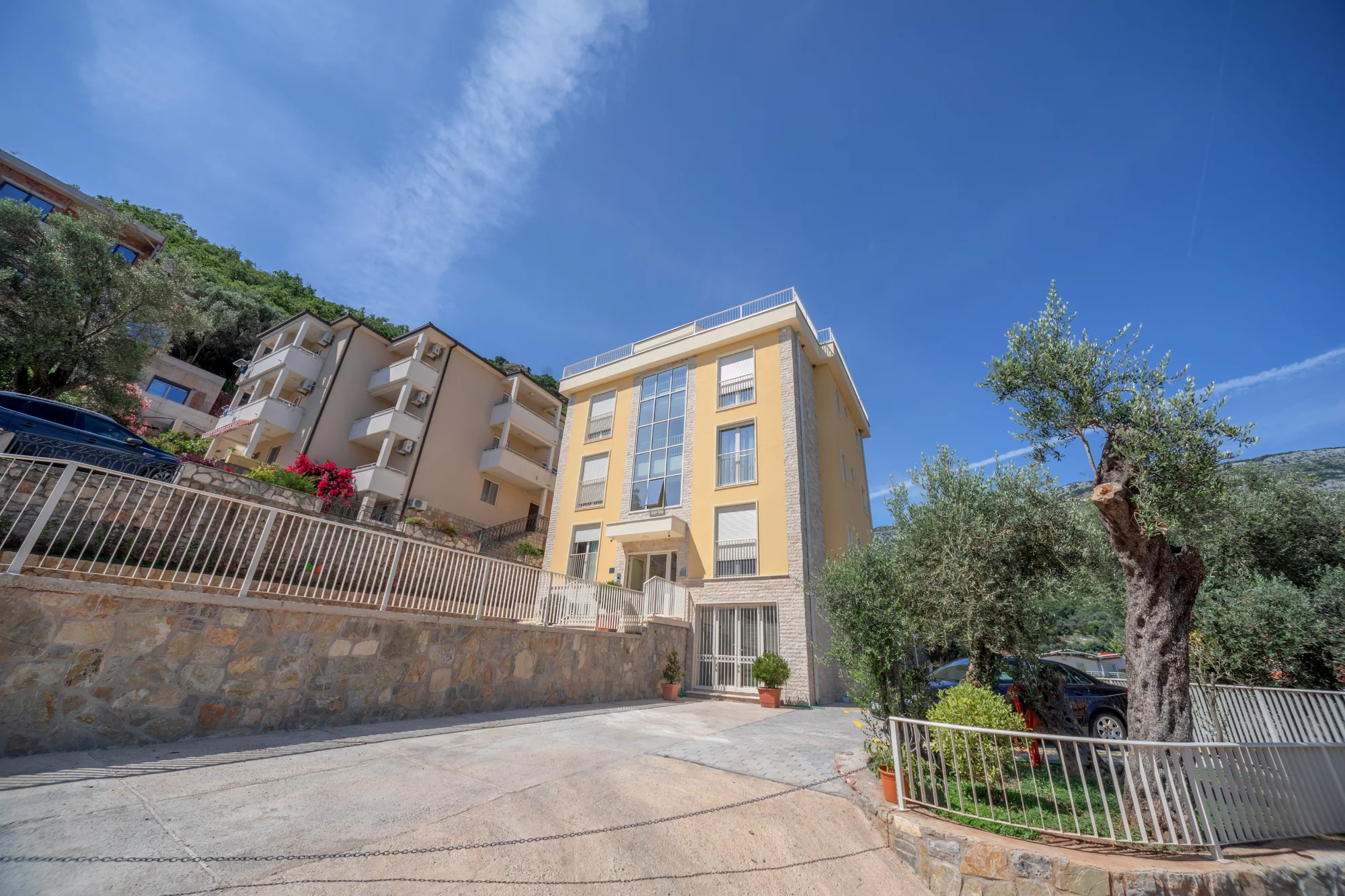 Krásné apartmány v Petrovaci, 200 metrů od pláže a střešní terasa s výhledem