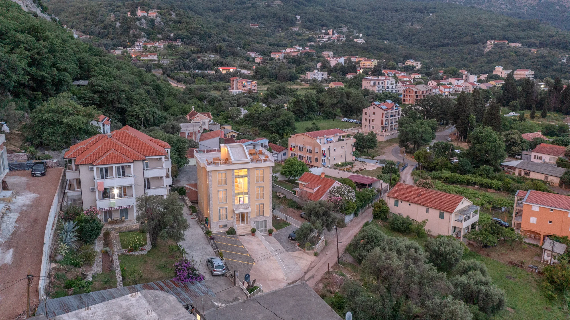 Krásné apartmány v Petrovaci, 200 metrů od pláže a střešní terasa s výhledem