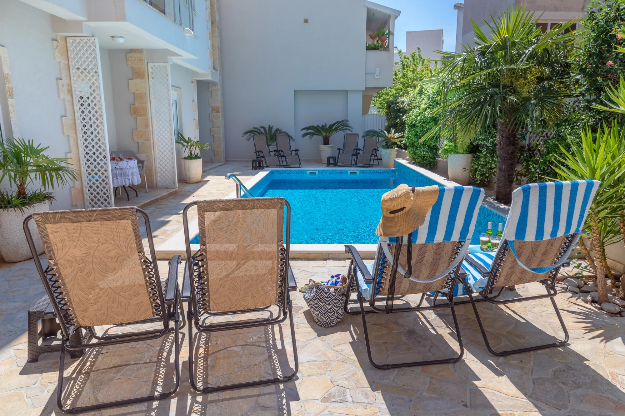 Přímořská pohoda v Černé Hoře: apartmány kousek od pláže i venkovní bazén