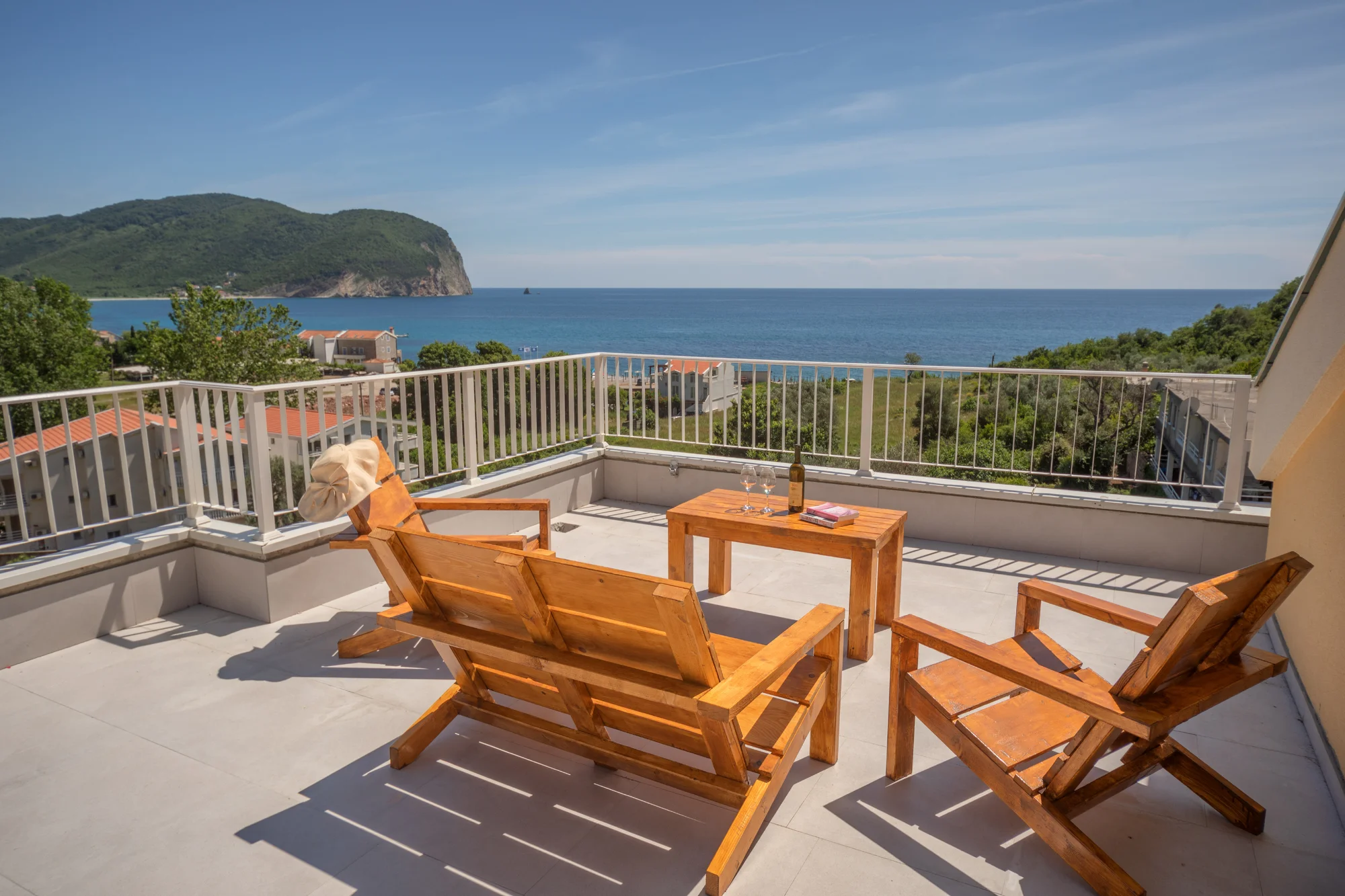 Krásné apartmány v Petrovaci, 200 metrů od pláže a střešní terasa s výhledem