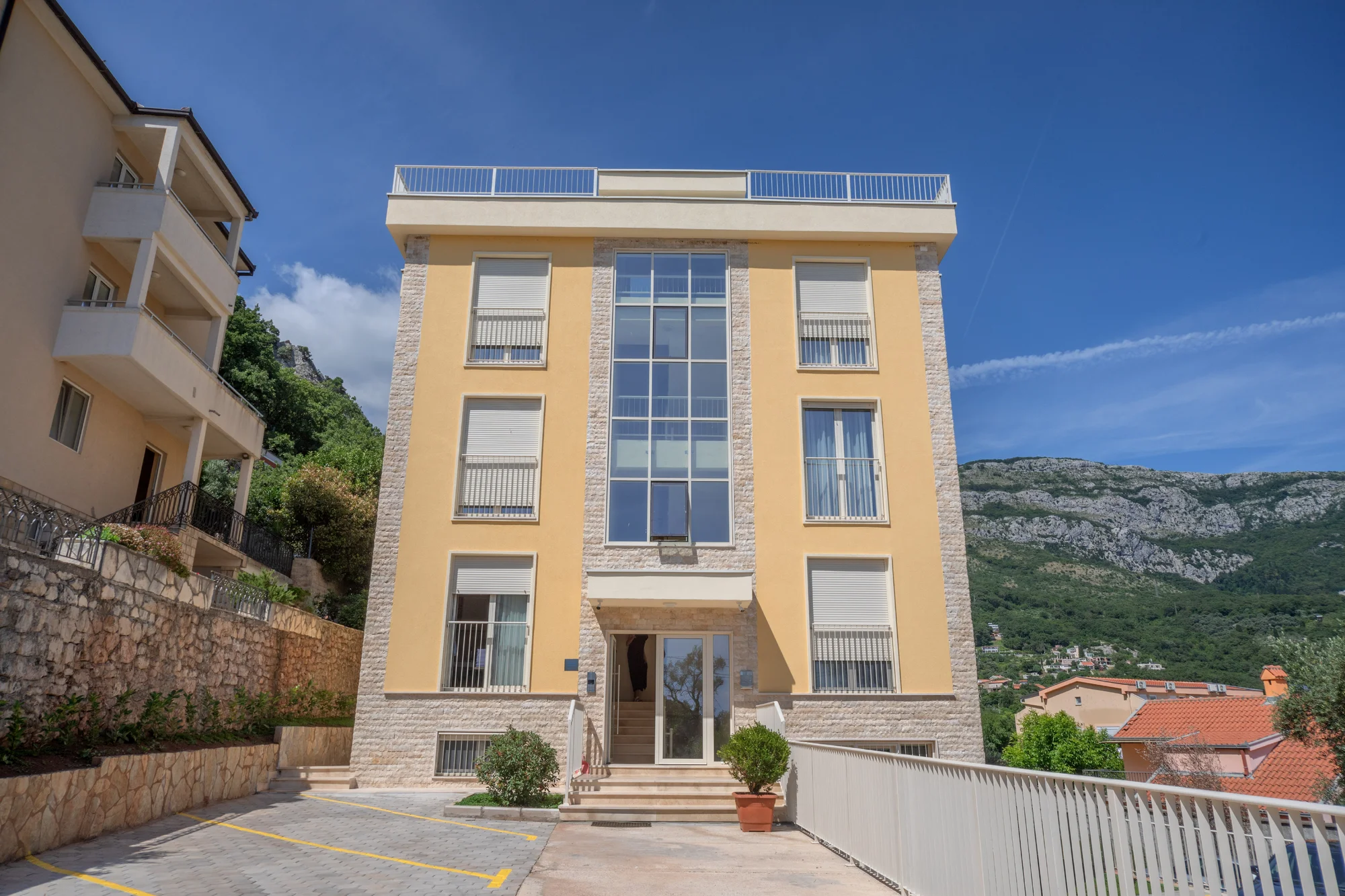 Krásné apartmány v Petrovaci, 200 metrů od pláže a střešní terasa s výhledem