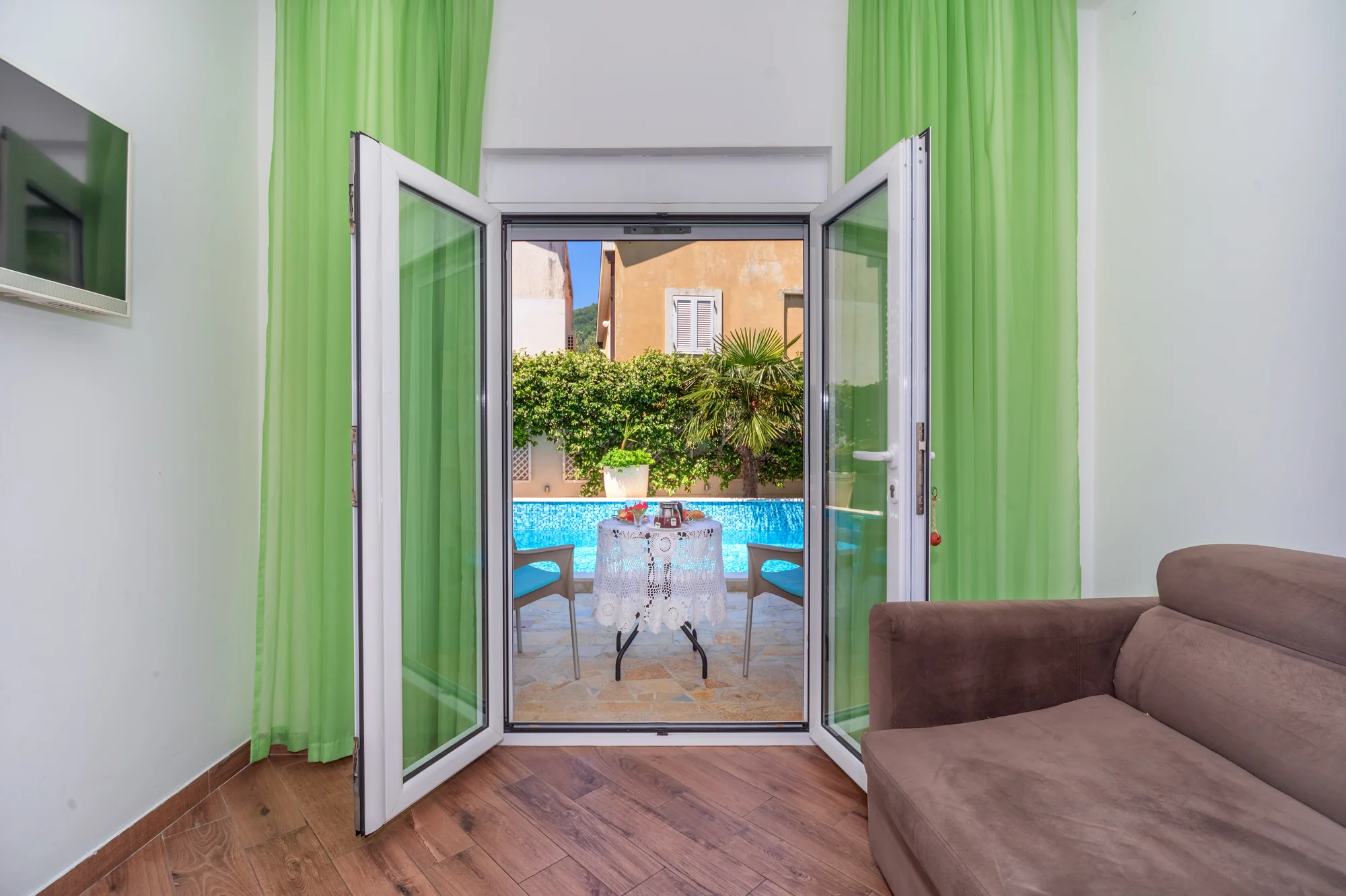 Přímořská pohoda v Černé Hoře: apartmány kousek od pláže i venkovní bazén