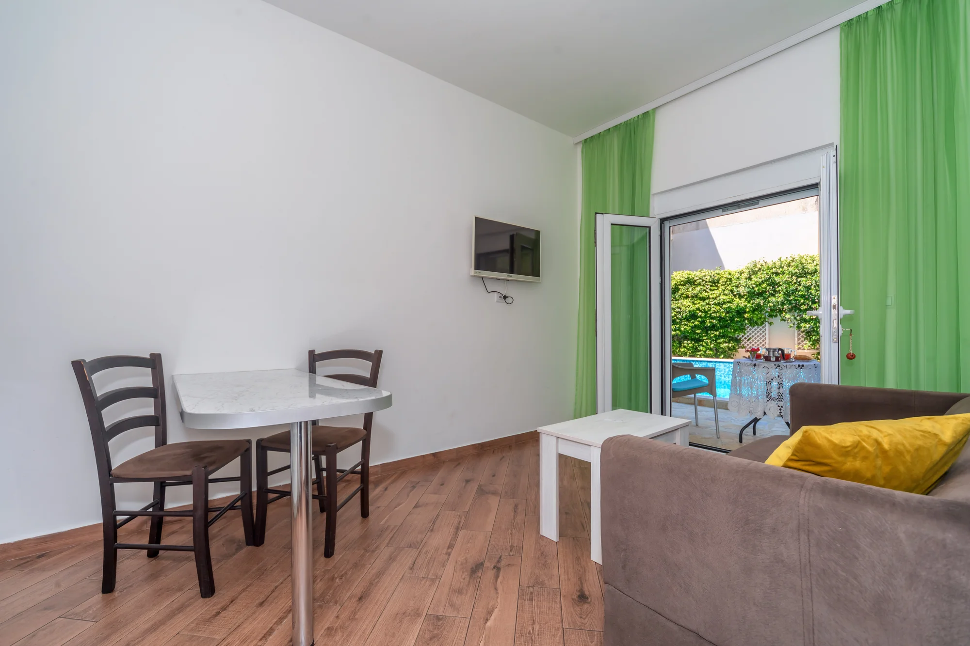 Přímořská pohoda v Černé Hoře: apartmány kousek od pláže i venkovní bazén