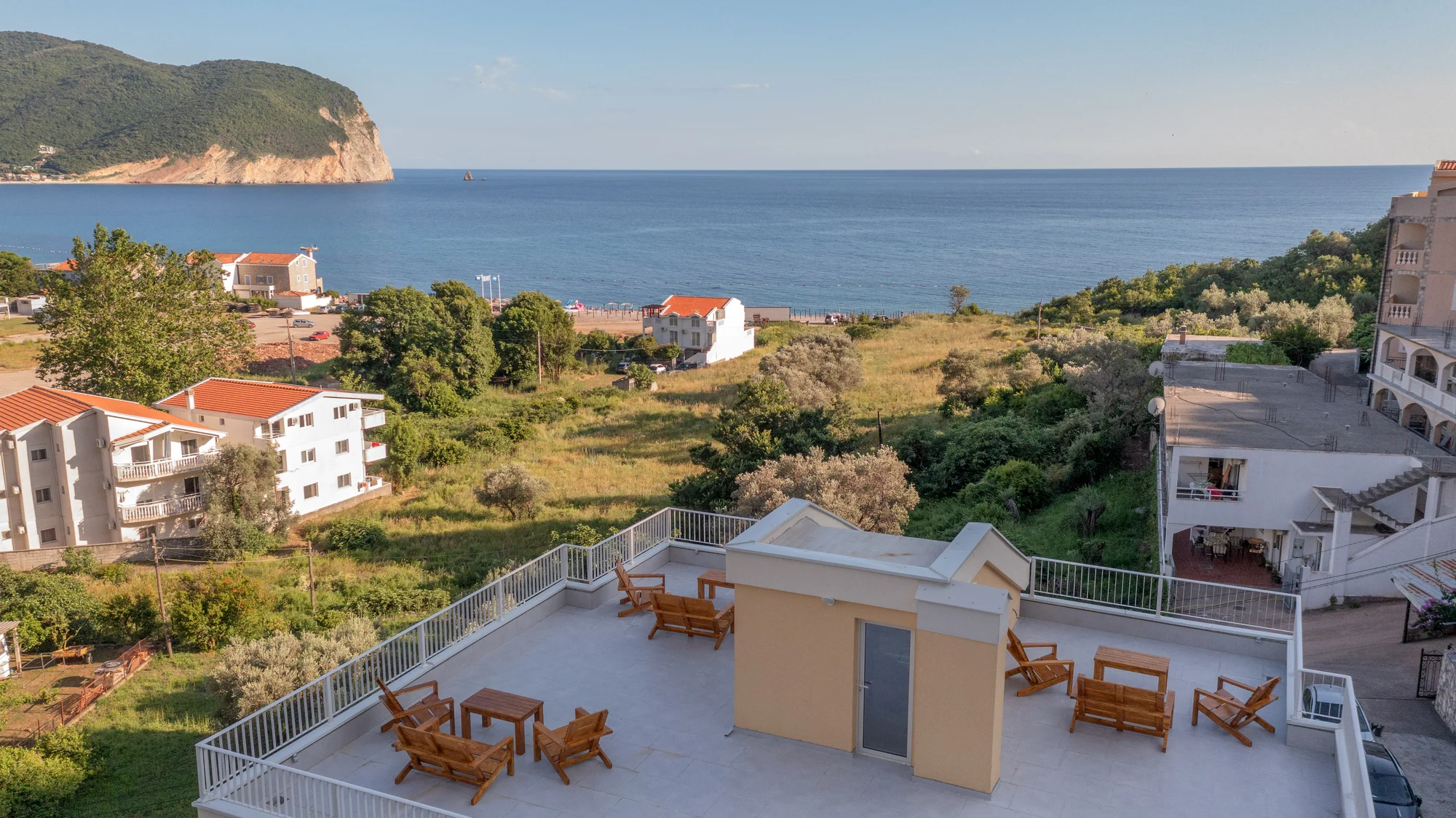 Krásné apartmány v Petrovaci, 200 metrů od pláže a střešní terasa s výhledem