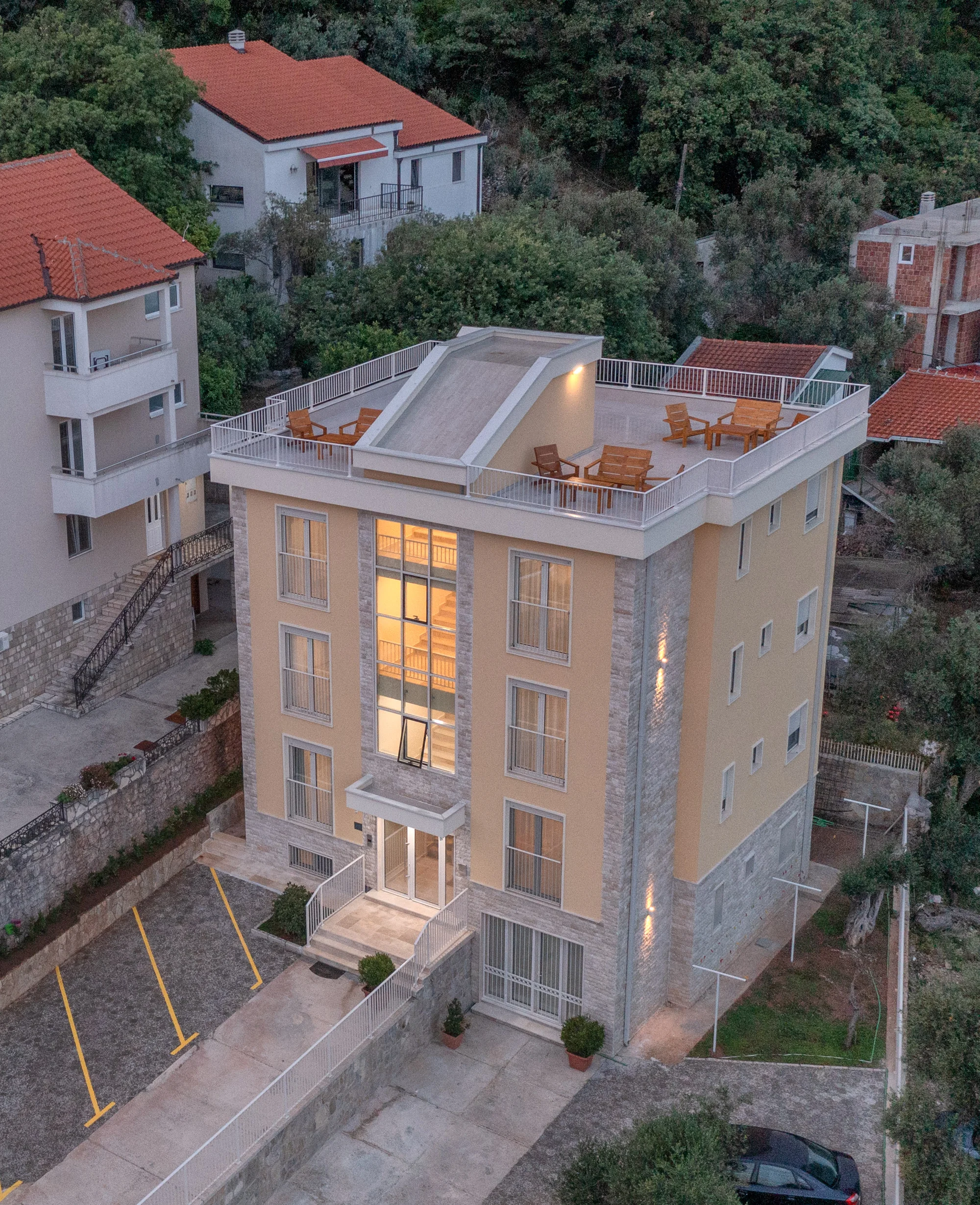 Krásné apartmány v Petrovaci, 200 metrů od pláže a střešní terasa s výhledem