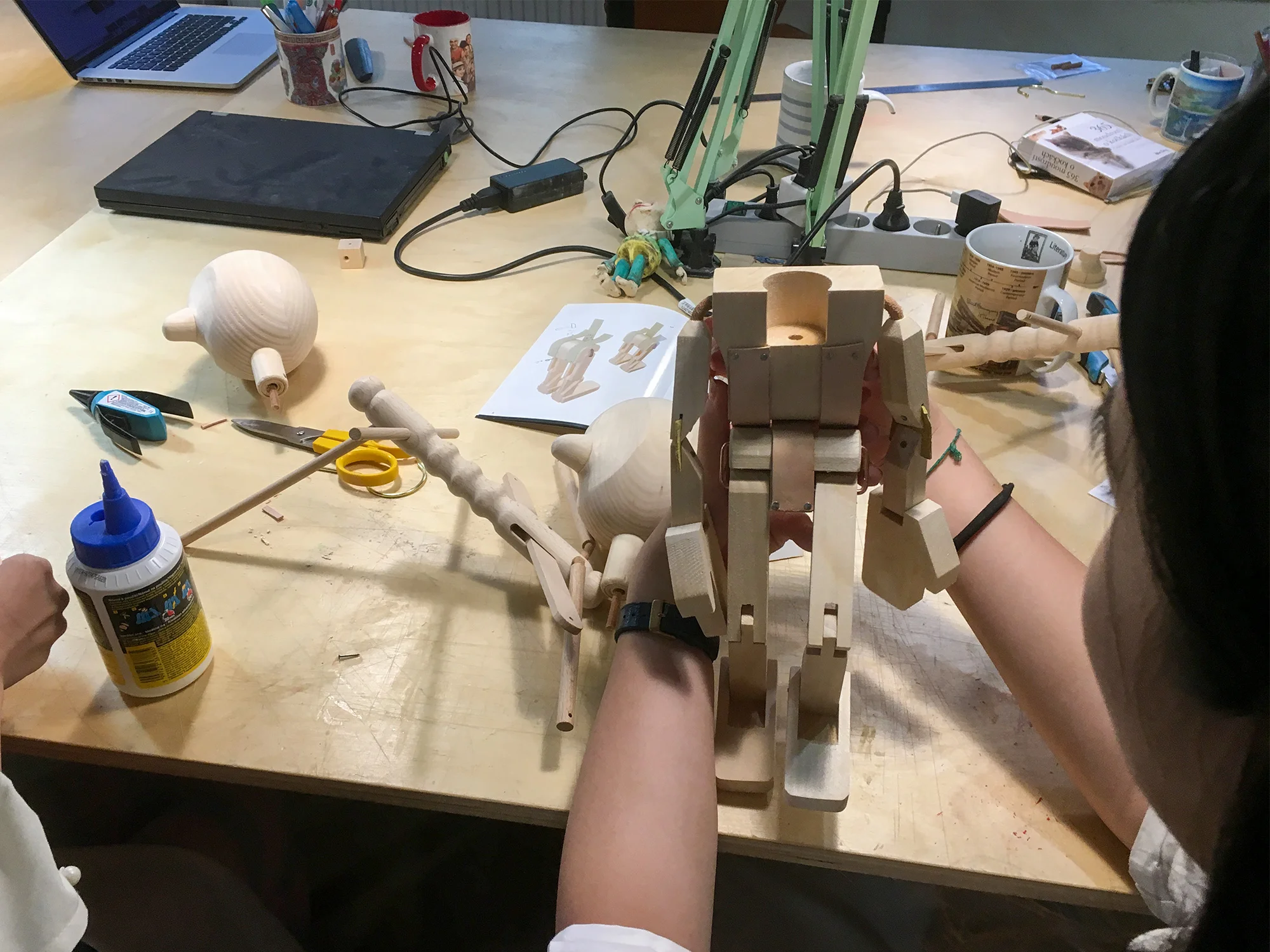 Kurz výroby dřevěné loutky v Nerudovce pro 1 nebo 2 osoby vč. tipů, jak s loutkou hrát