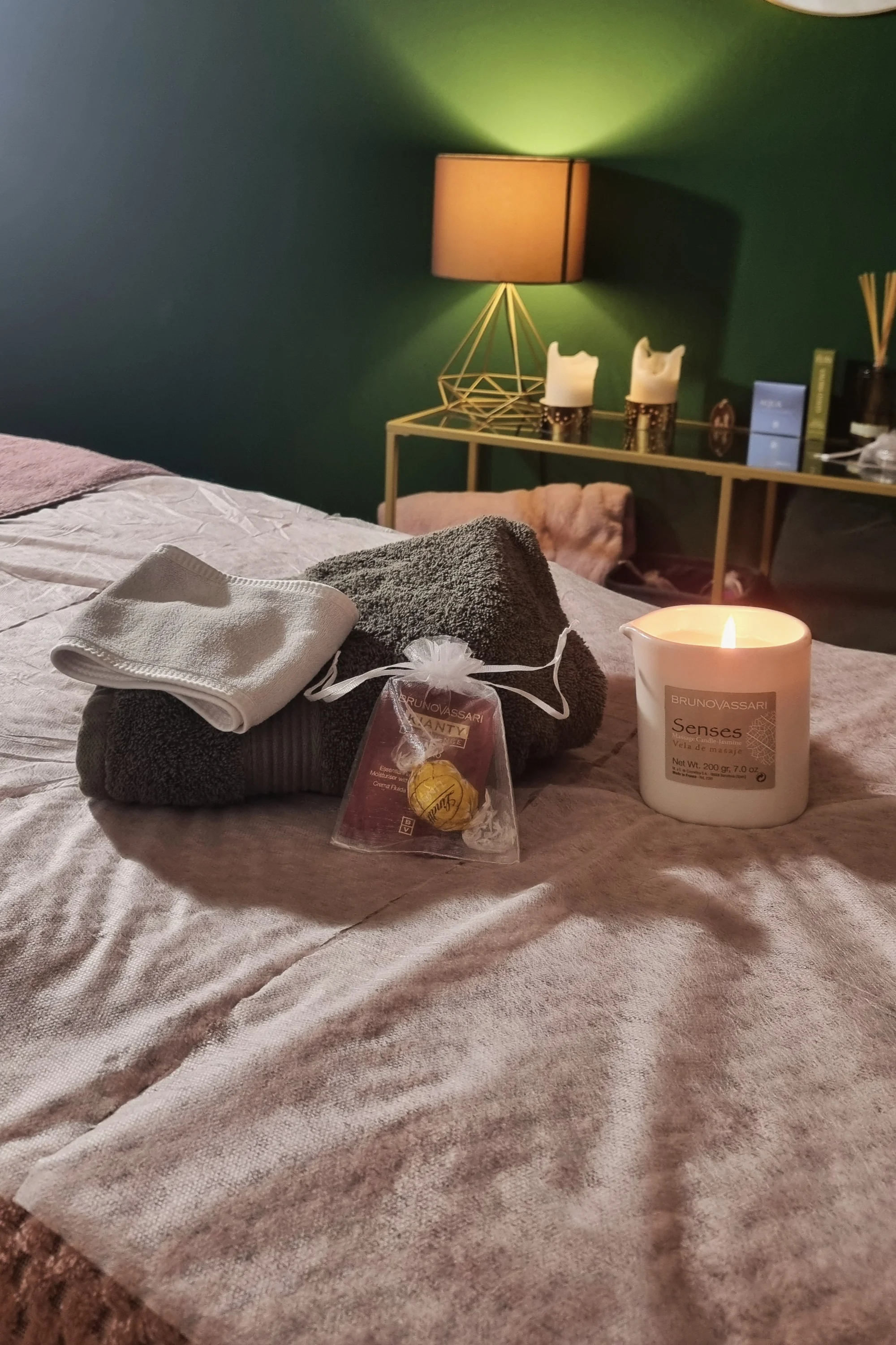 Uvolnění a odpočinek: relaxační masáže se zábalem a hřejivý rituál pro tělo i pleť