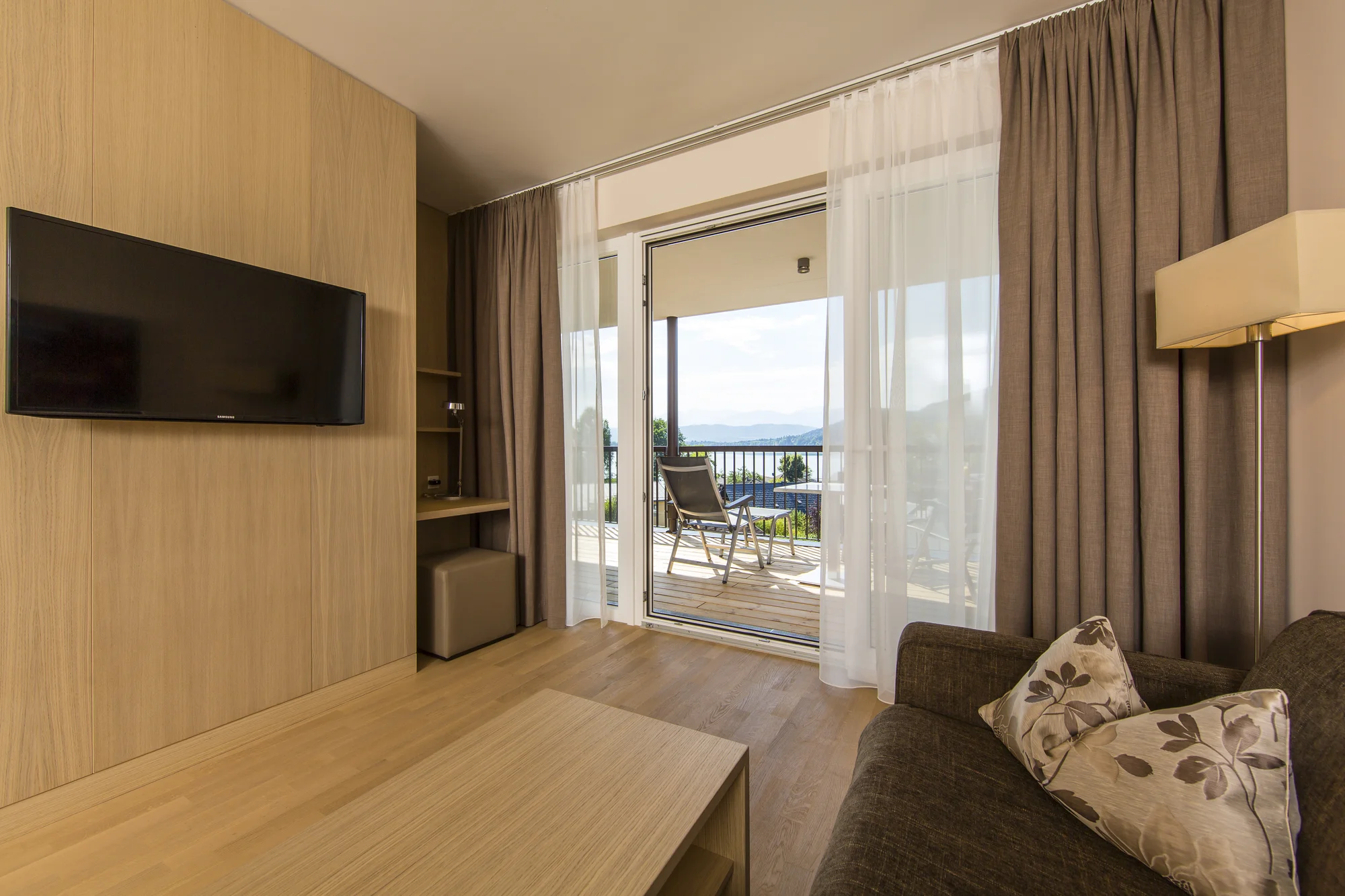 Moderní apartmány na břehu Wörthersee: soukromá pláž a karta výhod