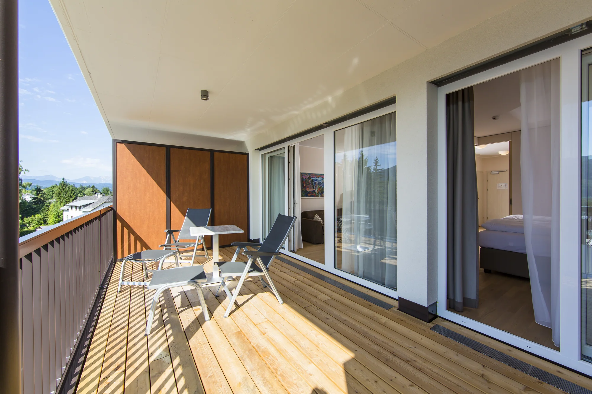 Moderní apartmány na břehu Wörthersee: soukromá pláž a karta výhod