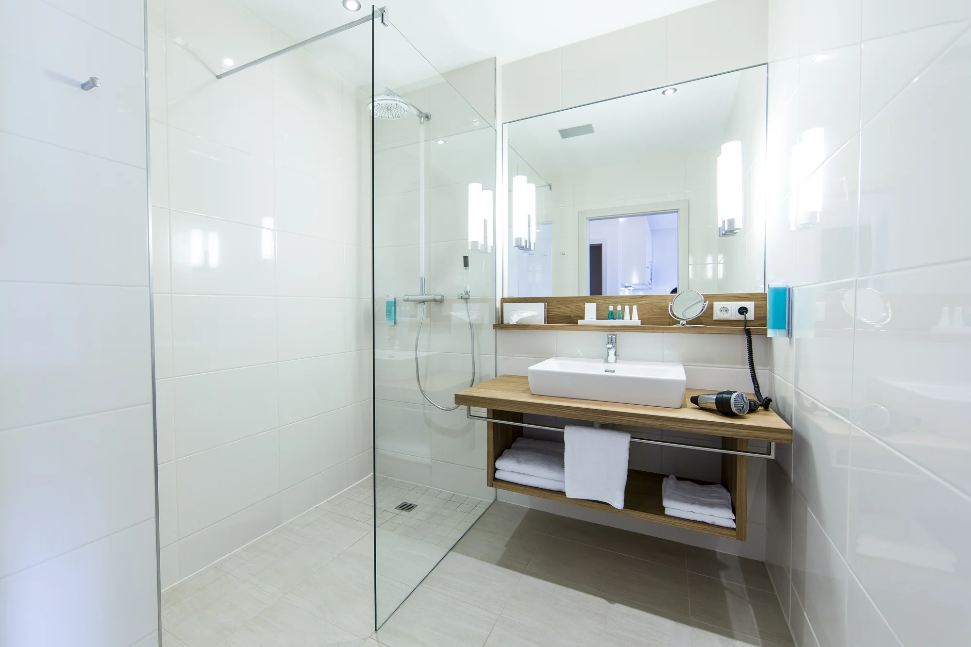 Moderní apartmány na břehu Wörthersee: soukromá pláž a karta výhod