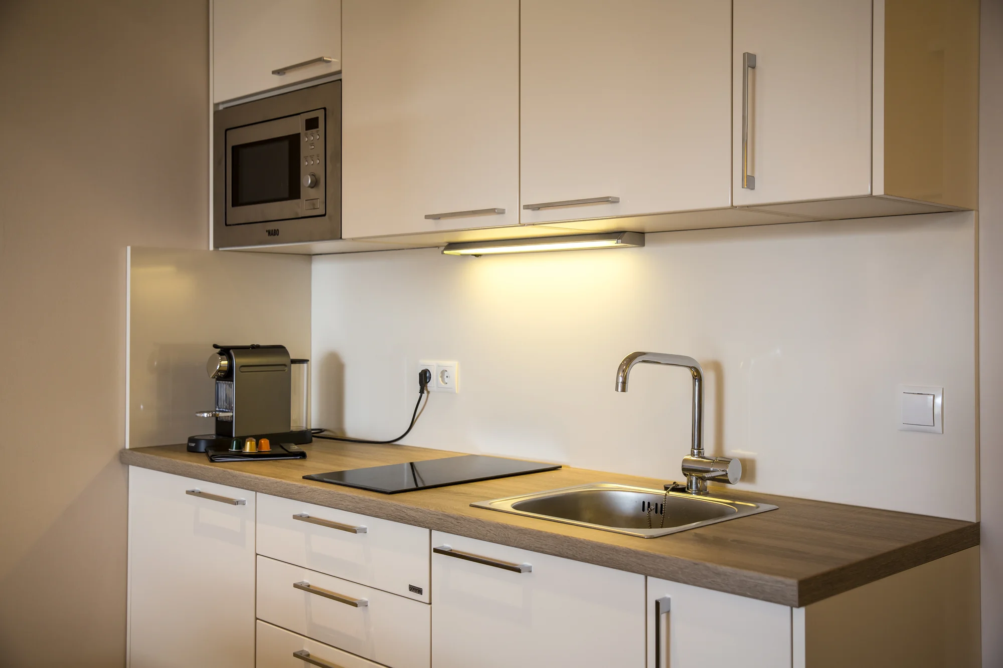 Moderní apartmány na břehu Wörthersee: soukromá pláž a karta výhod