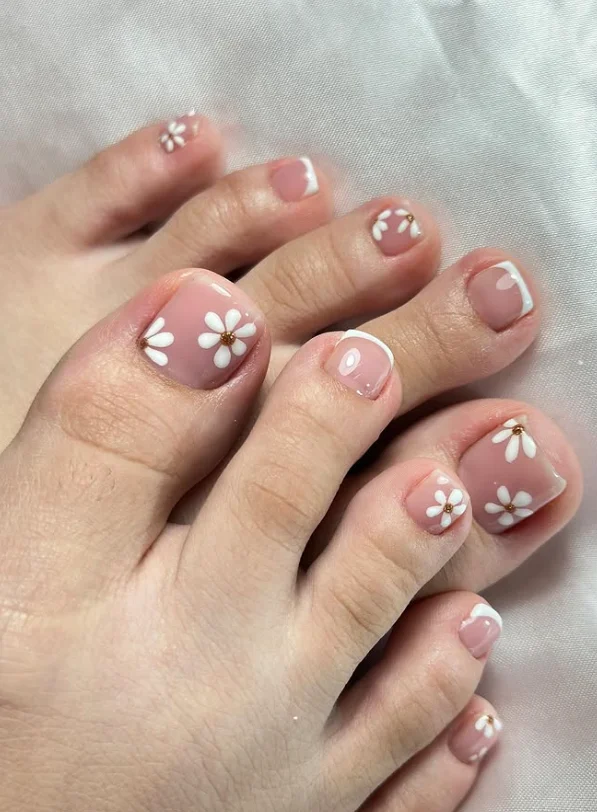 Hýčkání pro ruce i nohy: Manikúra, pedikúra či modeláž nehtů