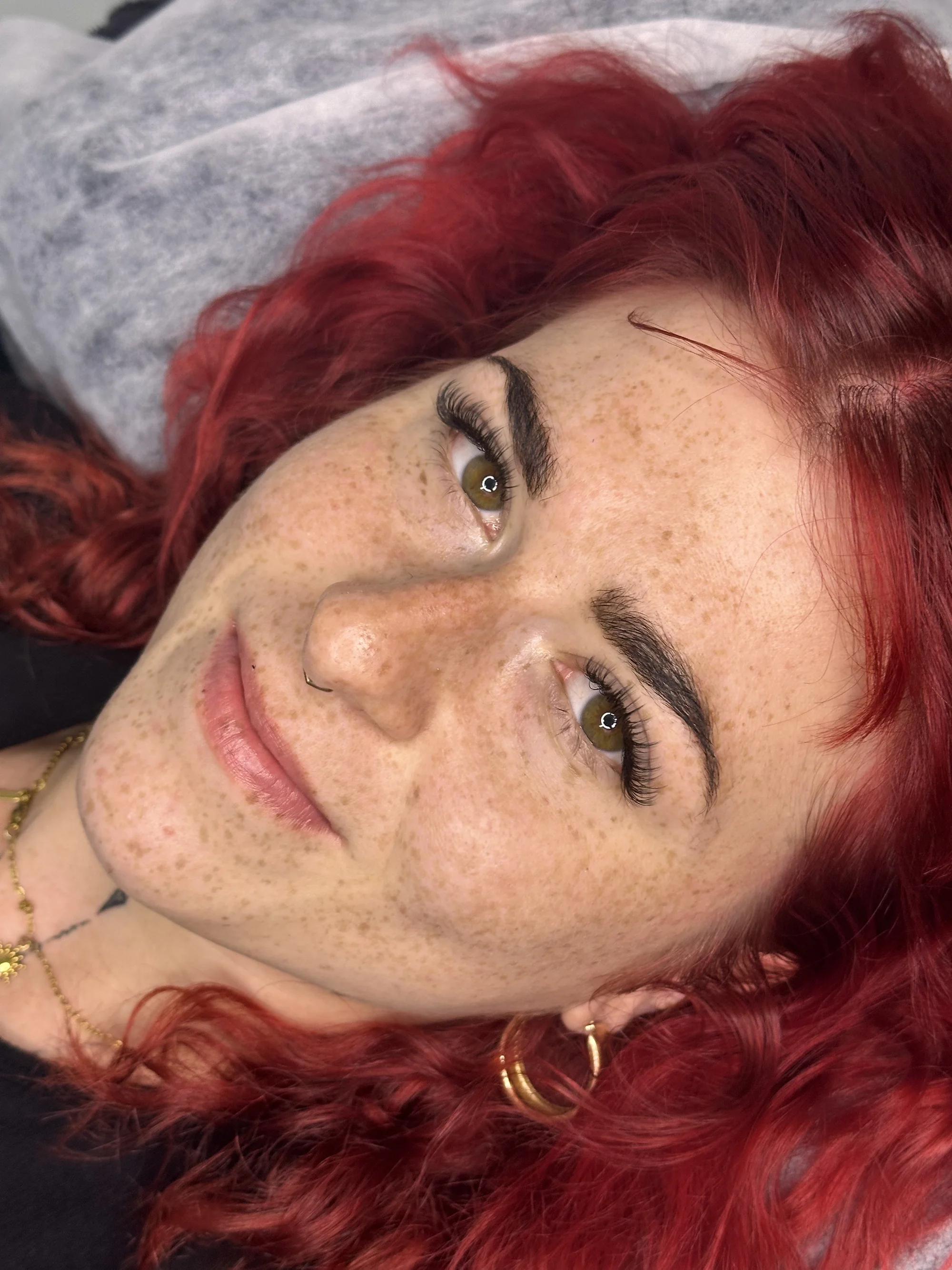 Krásné obočí a řasy: laminace, barvení a Keratin Base i prodloužení či zahuštění na míru