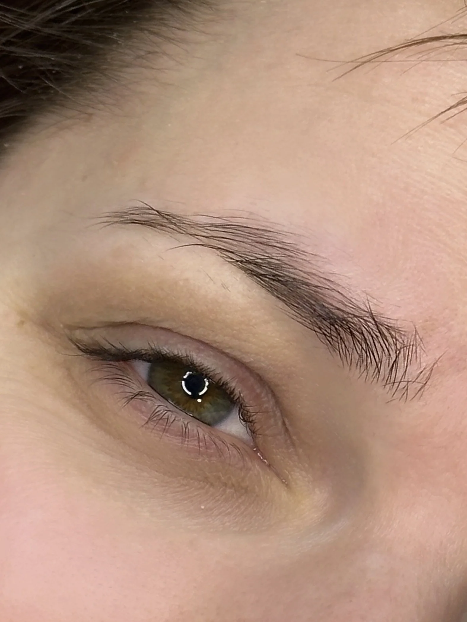 Krásné obočí a řasy: laminace, barvení a Keratin Base i prodloužení či zahuštění na míru