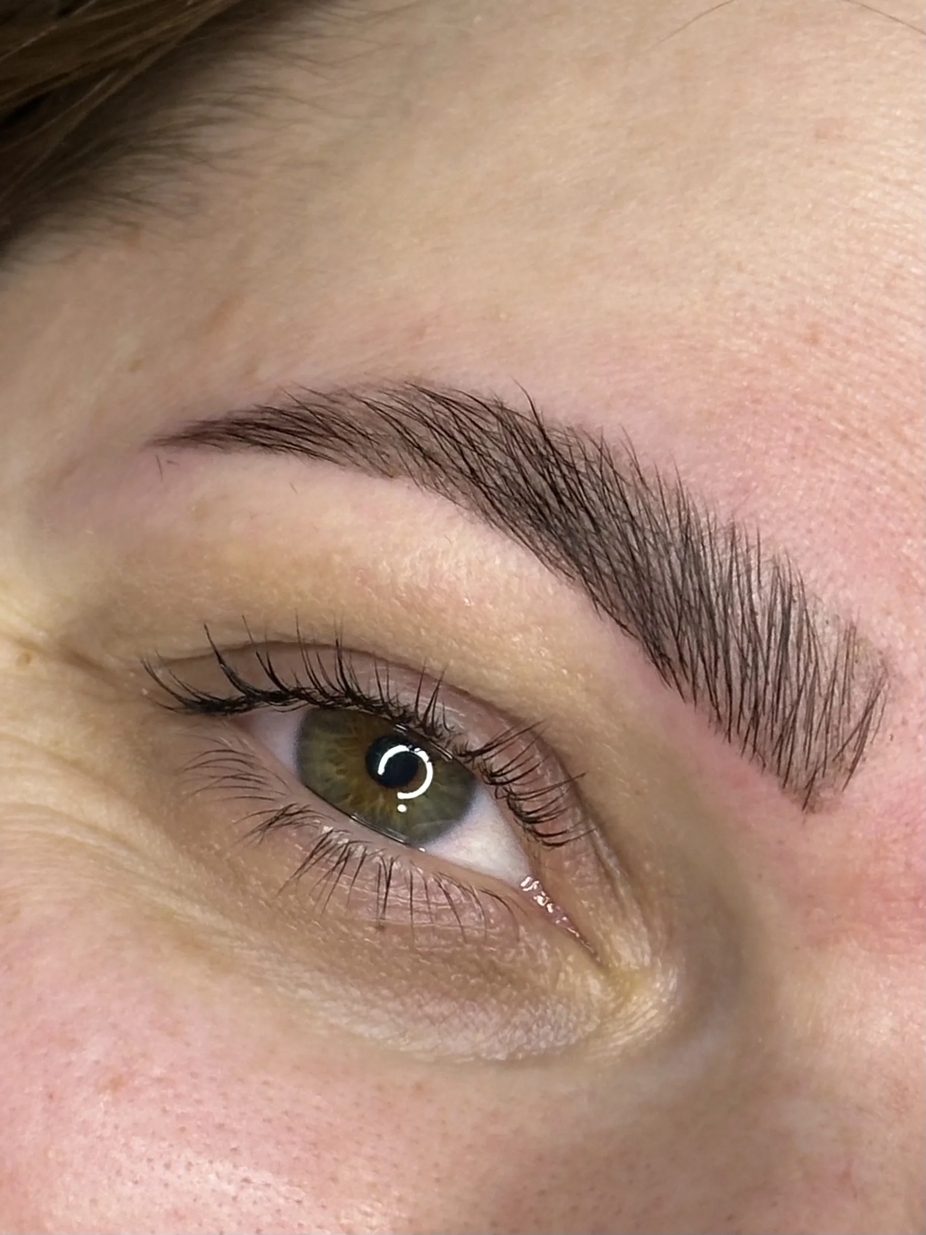 Krásné obočí a řasy: laminace, barvení a Keratin Base i prodloužení či zahuštění na míru