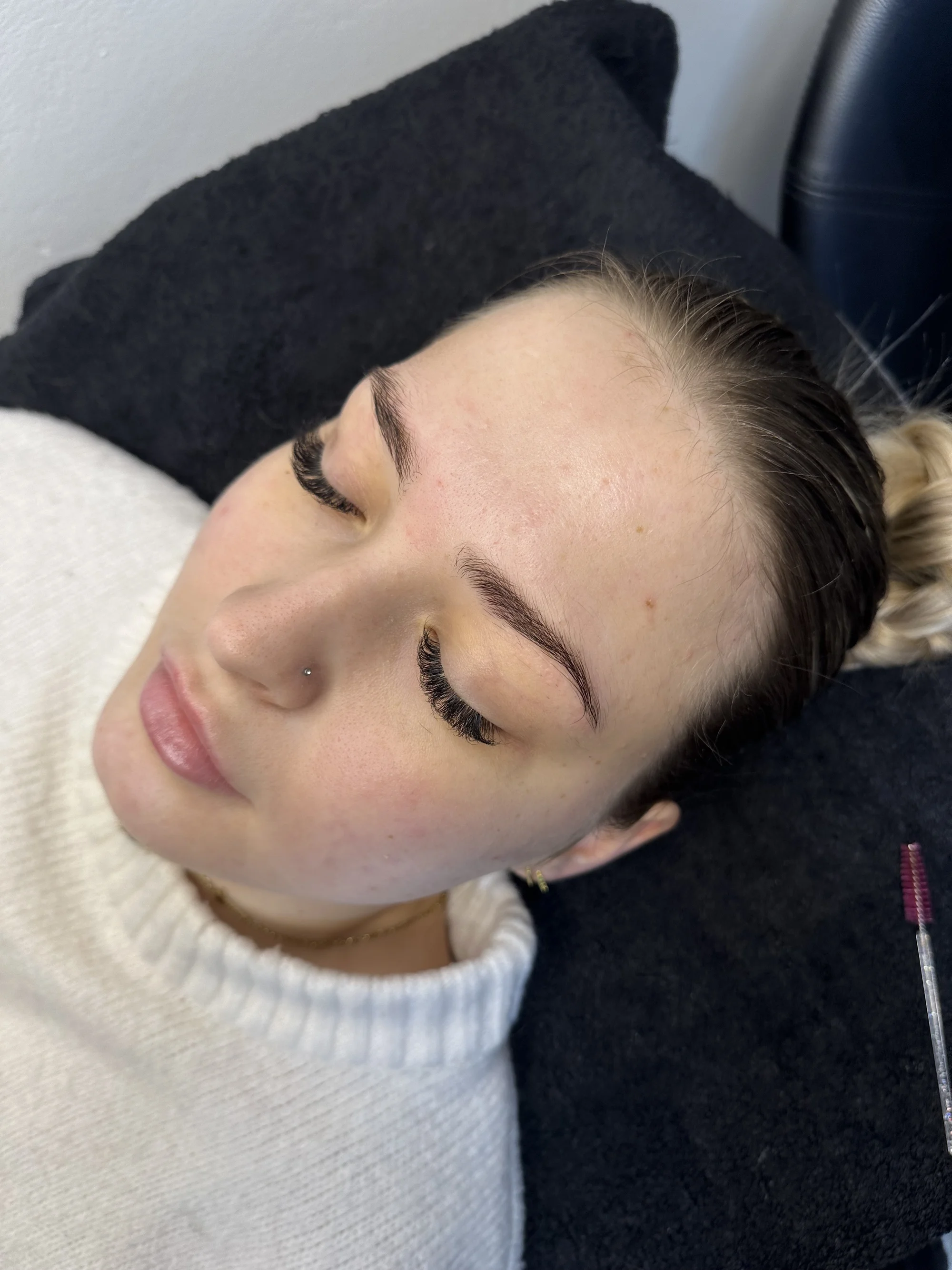 Krásné obočí a řasy: laminace, barvení a Keratin Base i prodloužení či zahuštění na míru