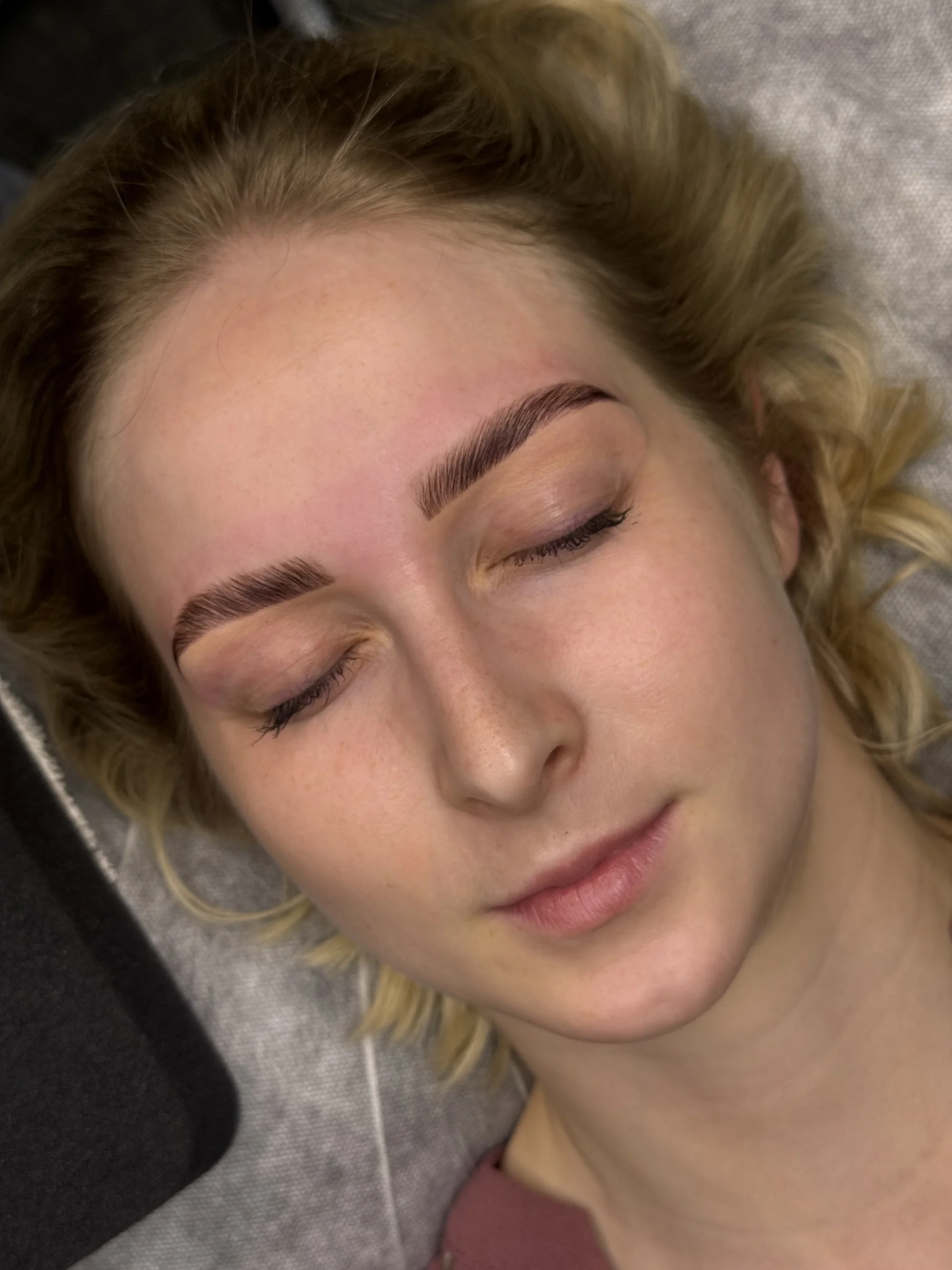 Krásné obočí a řasy: laminace, barvení a Keratin Base i prodloužení či zahuštění na míru