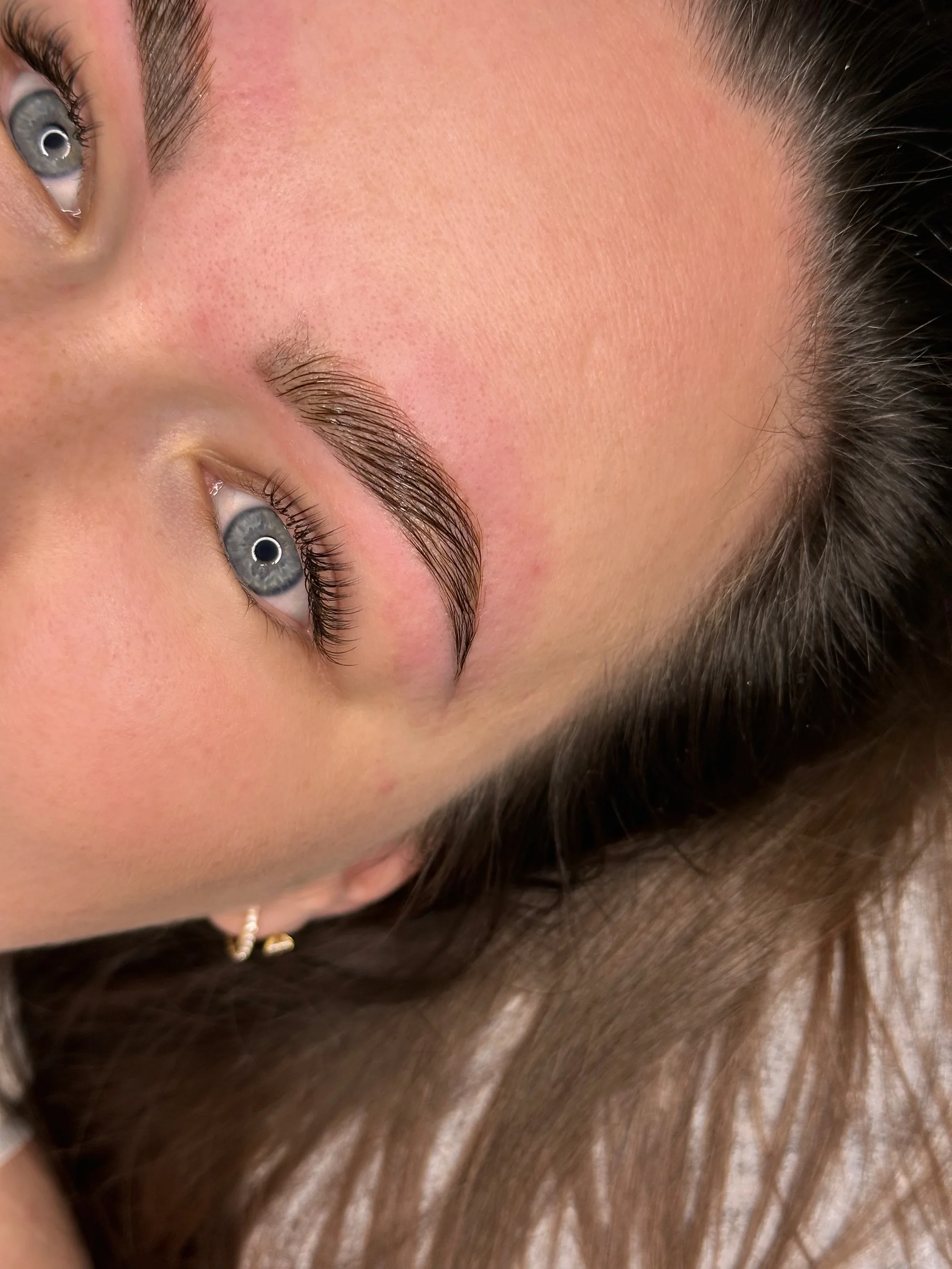 Krásné obočí a řasy: laminace, barvení a Keratin Base i prodloužení či zahuštění na míru