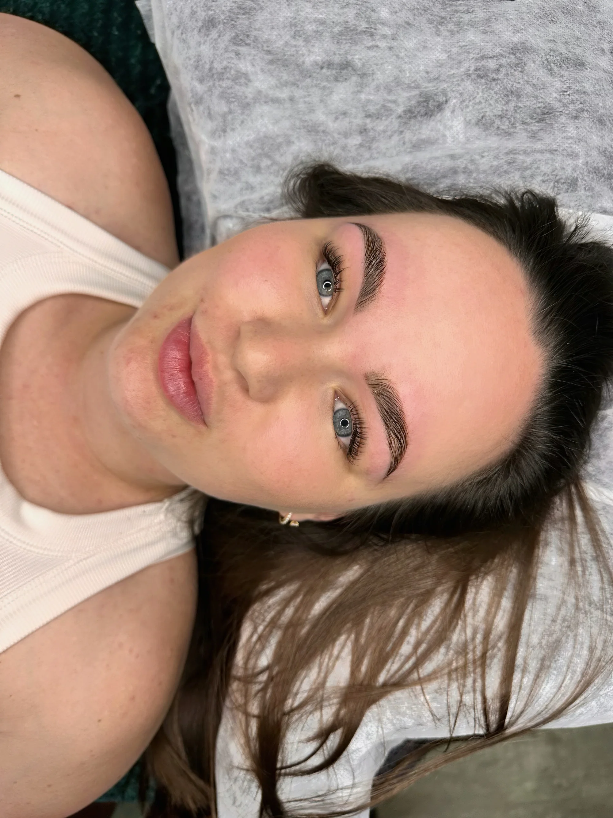 Krásné obočí a řasy: laminace, barvení a Keratin Base i prodloužení či zahuštění na míru