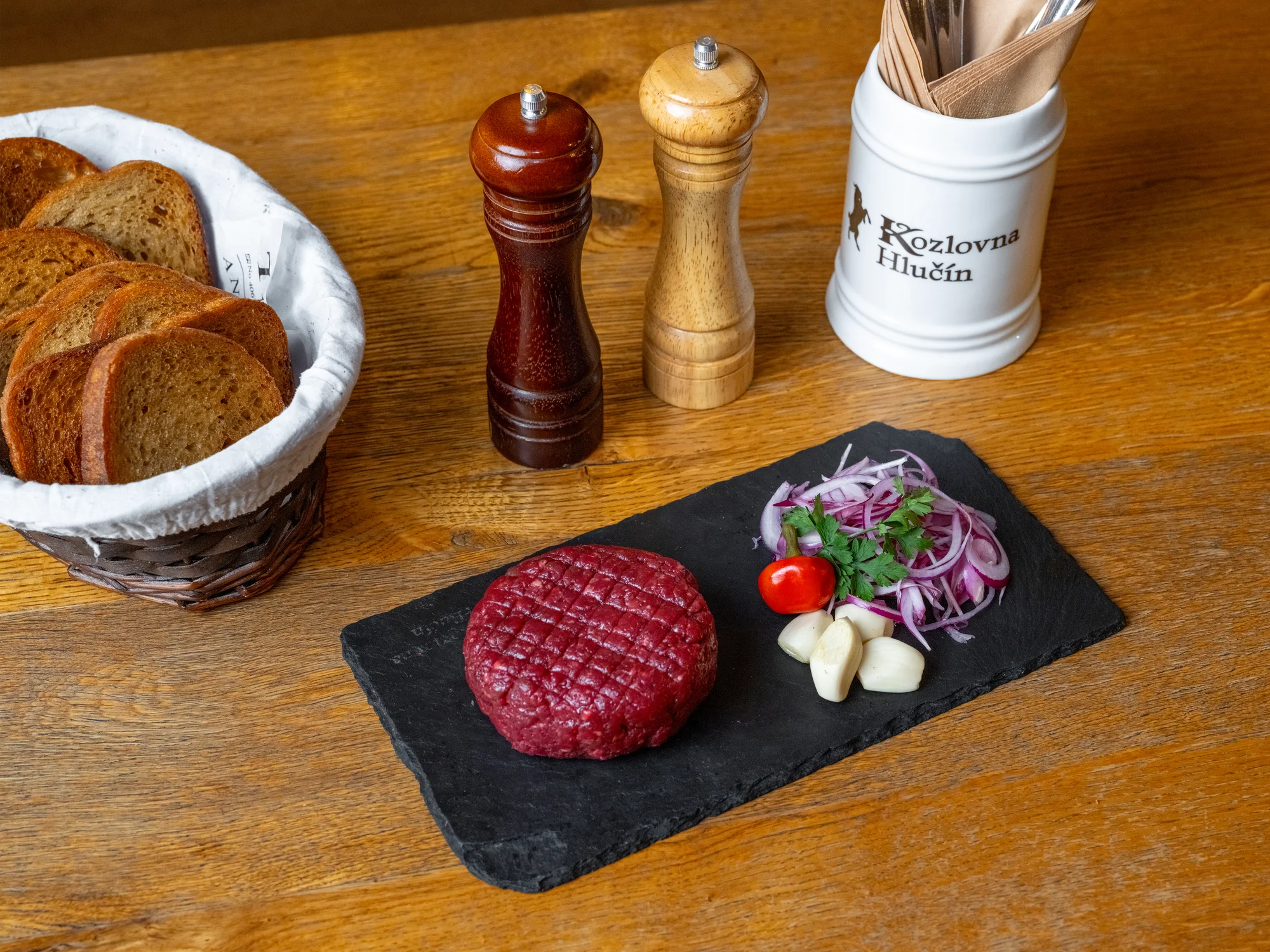 Masu zdar: 150 nebo 300 g tataráku s topinkami