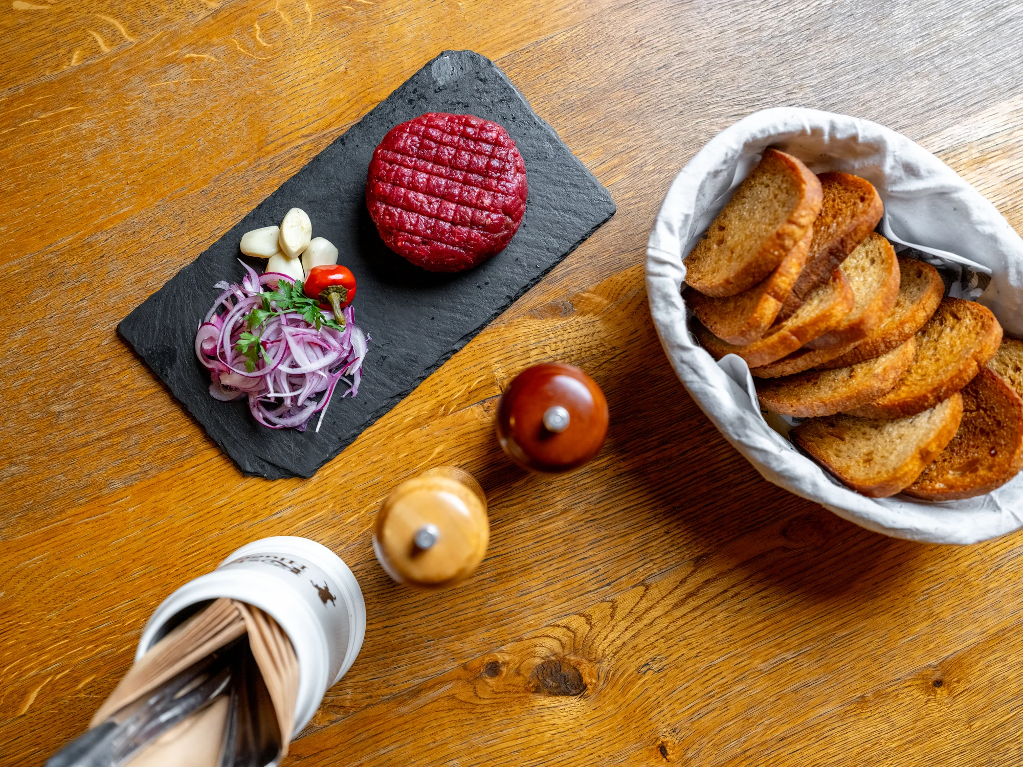 Masu zdar: 150 nebo 300 g tataráku s topinkami