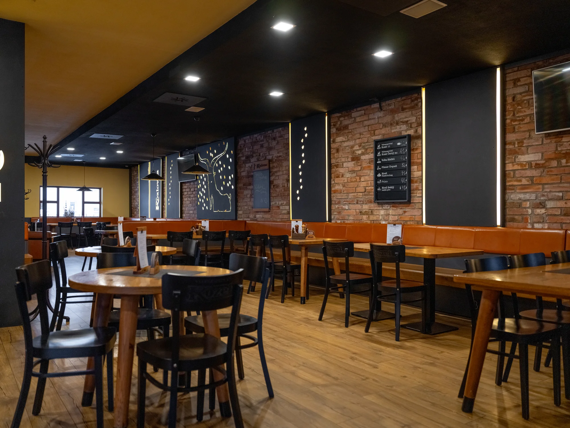 Naložené masové prkno i s pivy pro 2–8 osob: křídla, žebra, koleno i řízky