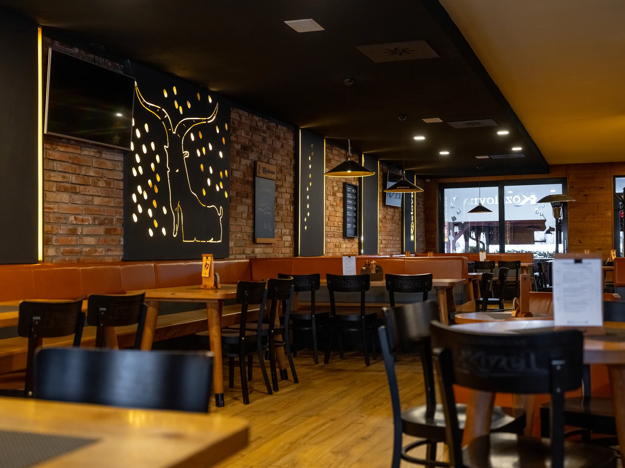 Naložené masové prkno i s pivy pro 2–8 osob: křídla, žebra, koleno i řízky