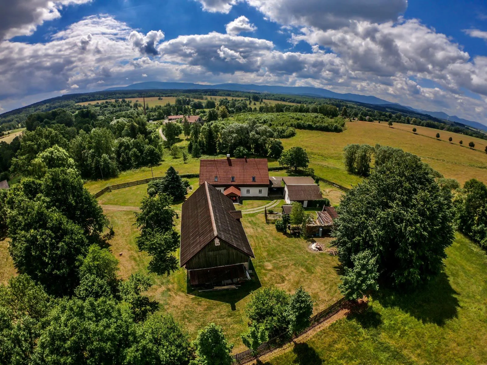 Romantika v Jizerkách: krásné ubytování ve stodole s možností snídaní, výhledy do krajiny