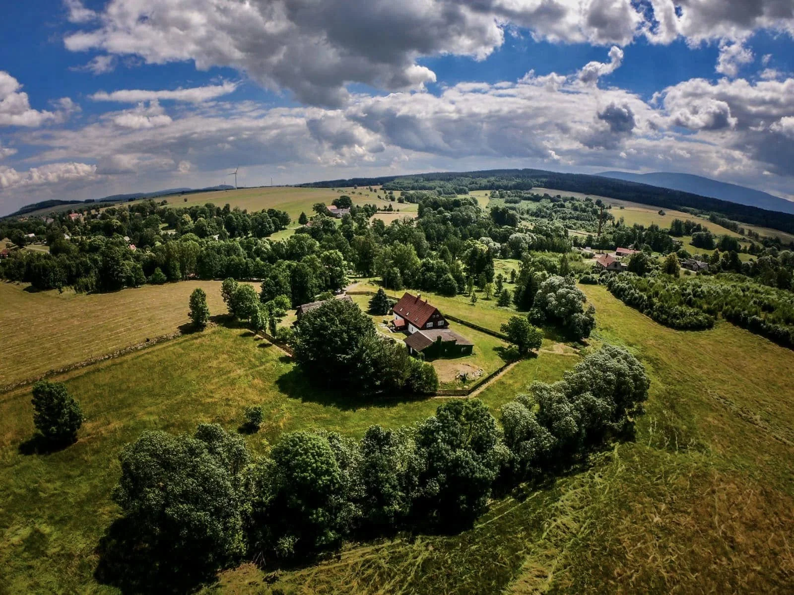 Romantika v Jizerkách: krásné ubytování ve stodole s možností snídaní, výhledy do krajiny