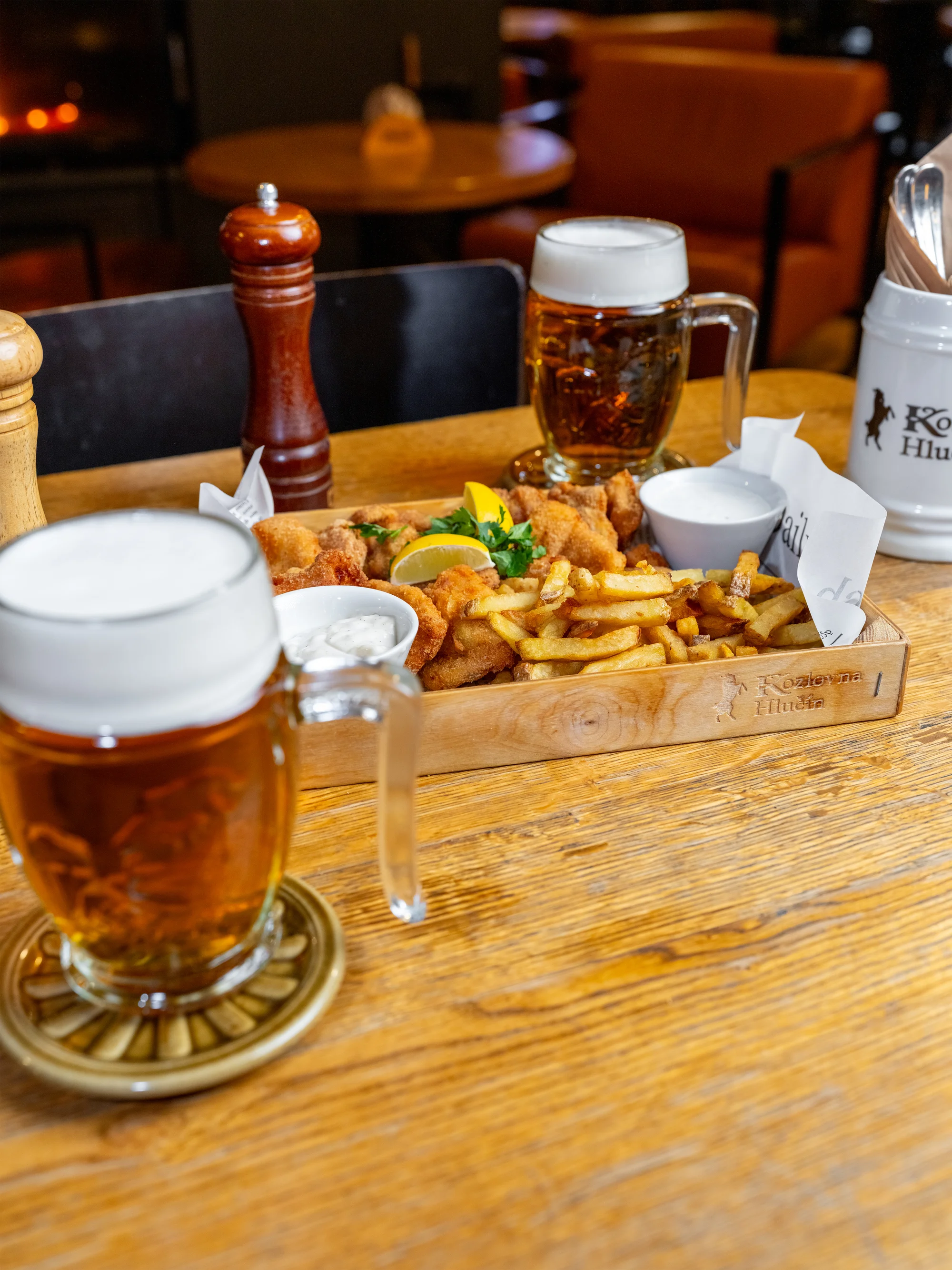 Miniřízečky z krkovice a kuřecího prsa s hranolky i dvě velká piva v Kozlovně Hlučín