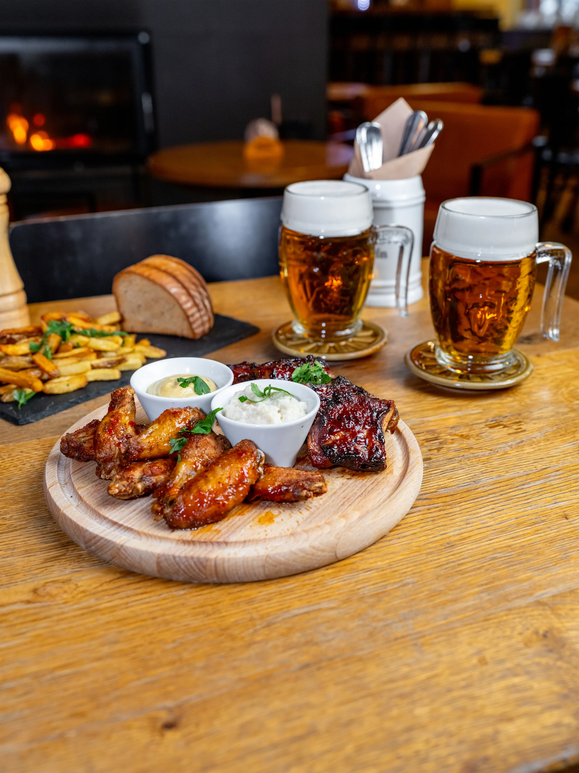 Naložené masové prkno i s pivy pro 2–8 osob: křídla, žebra, koleno i řízky