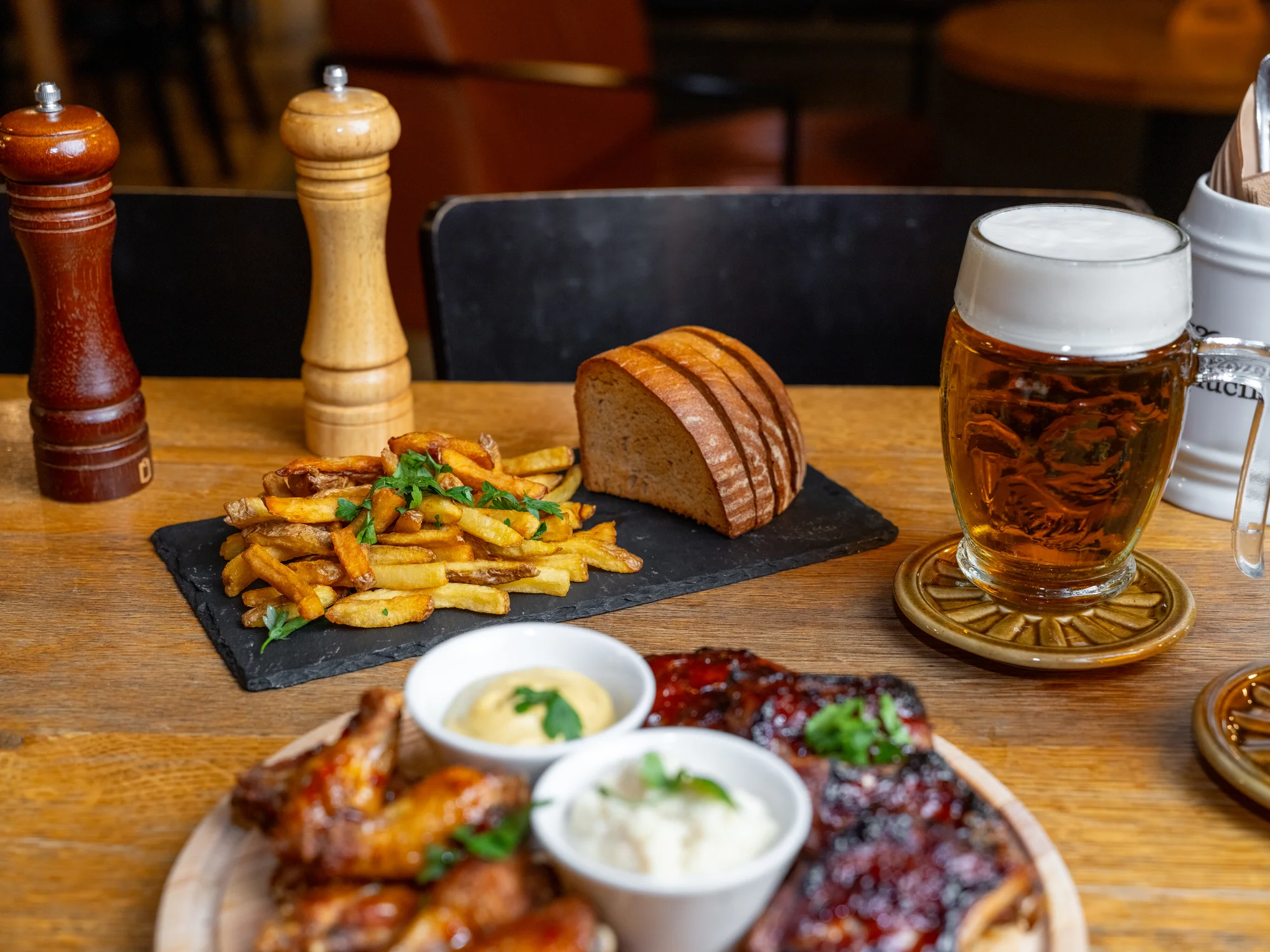 Naložené masové prkno i s pivy pro 2–8 osob: křídla, žebra, koleno i řízky