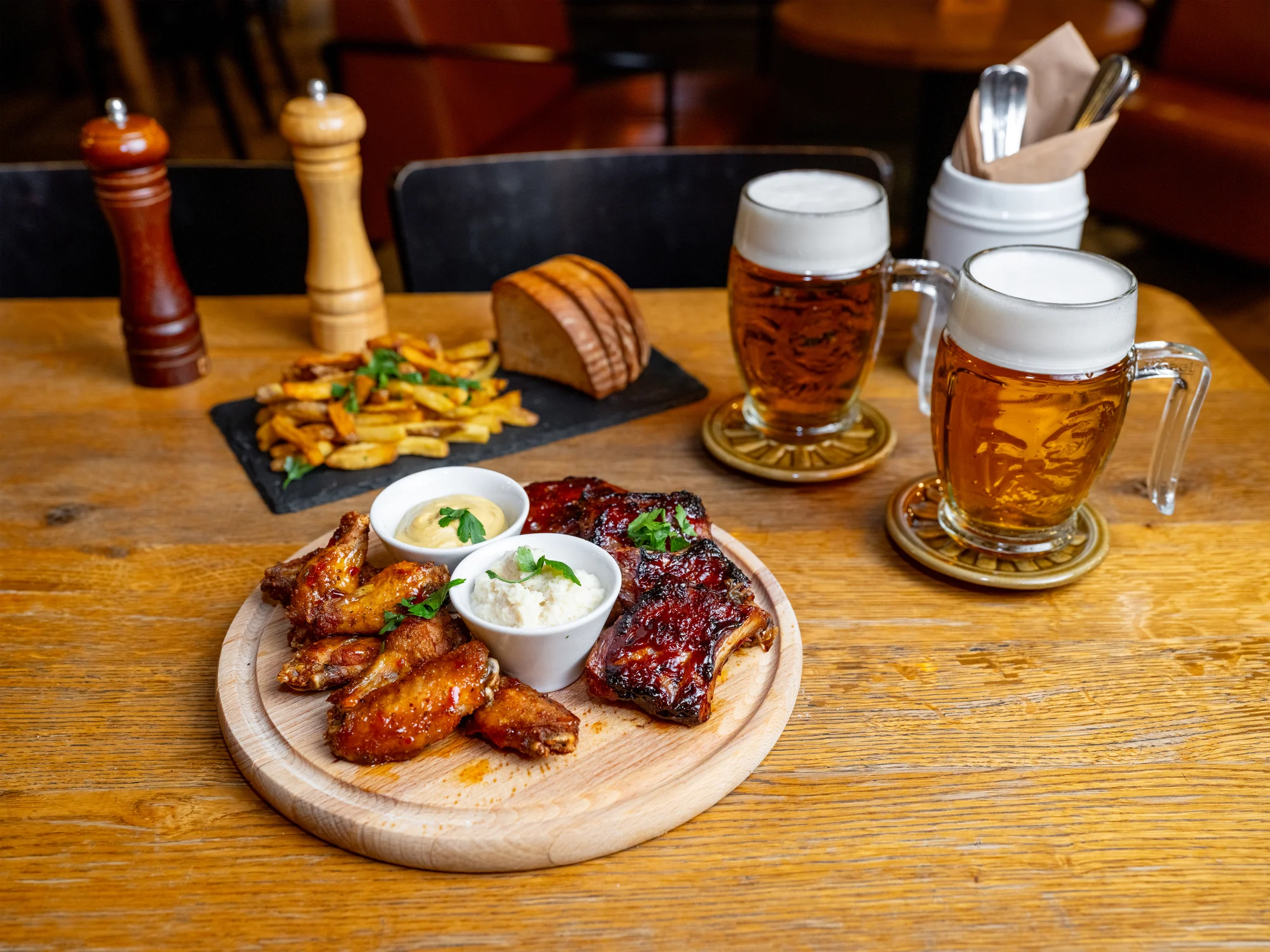 Naložené masové prkno i s pivy pro 2–8 osob: křídla, žebra, koleno i řízky