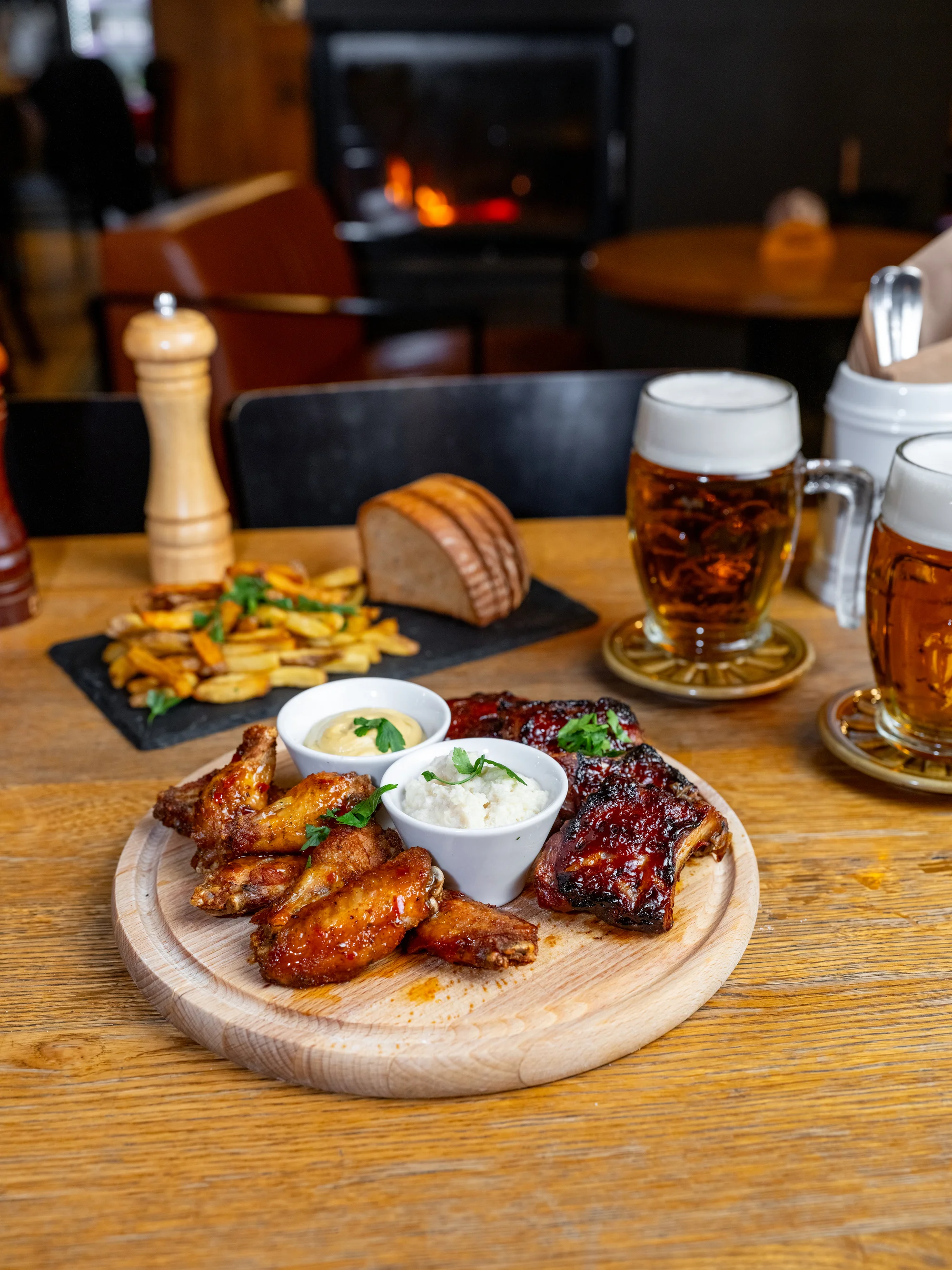 Naložené masové prkno i s pivy pro 2–8 osob: křídla, žebra, koleno i řízky