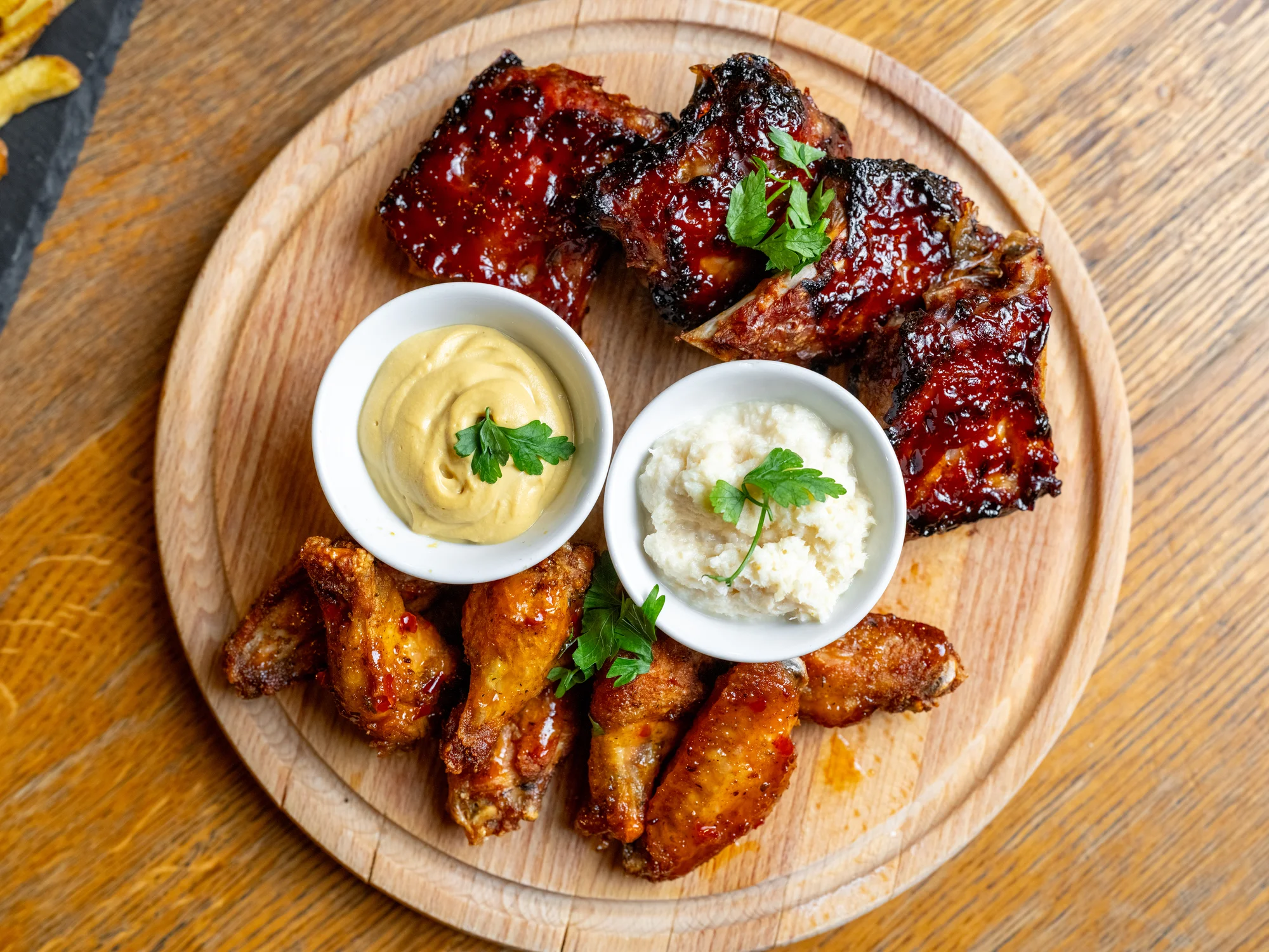 Naložené masové prkno i s pivy pro 2–8 osob: křídla, žebra, koleno i řízky