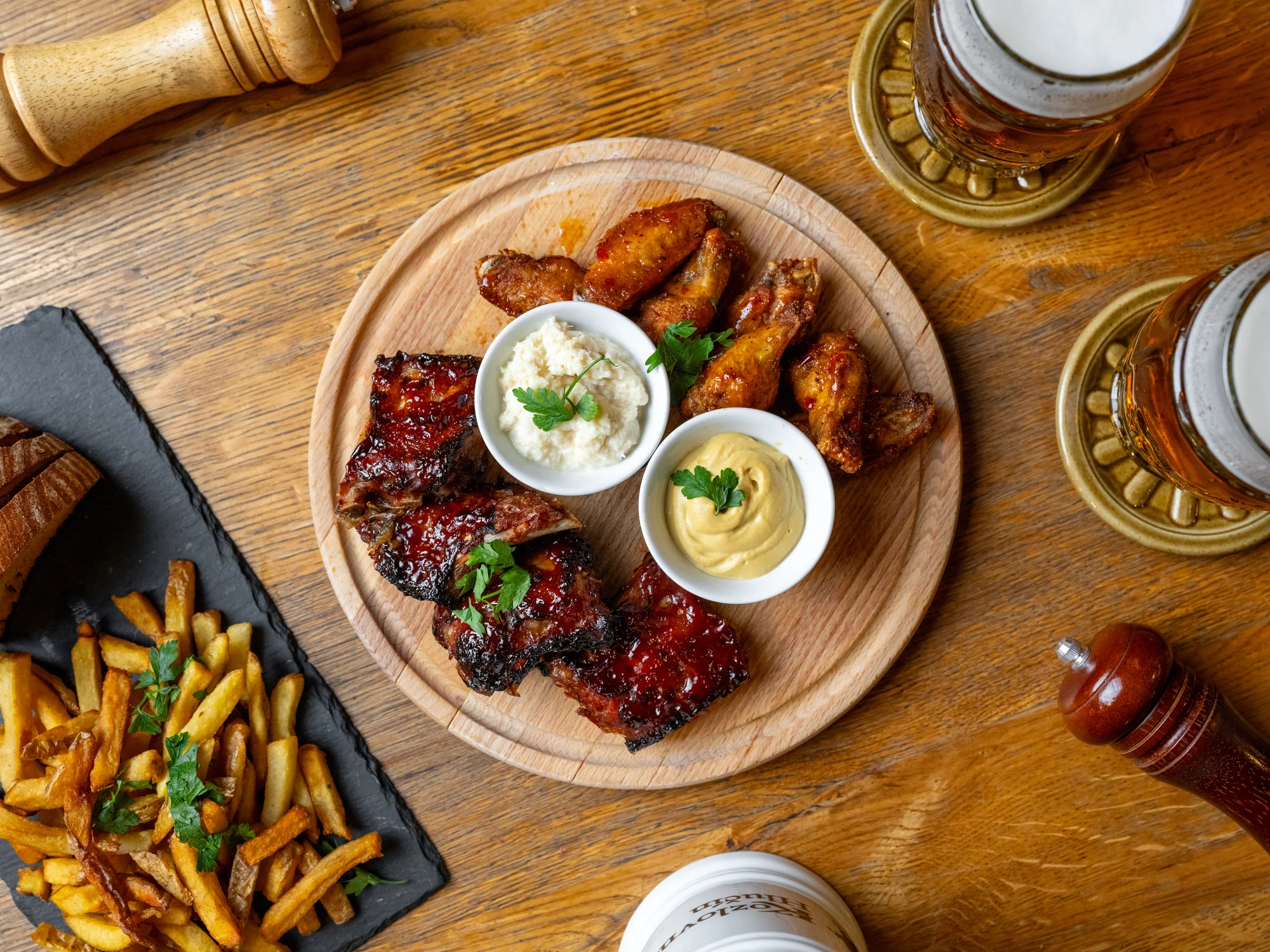 Naložené masové prkno i s pivy pro 2–8 osob: křídla, žebra, koleno i řízky