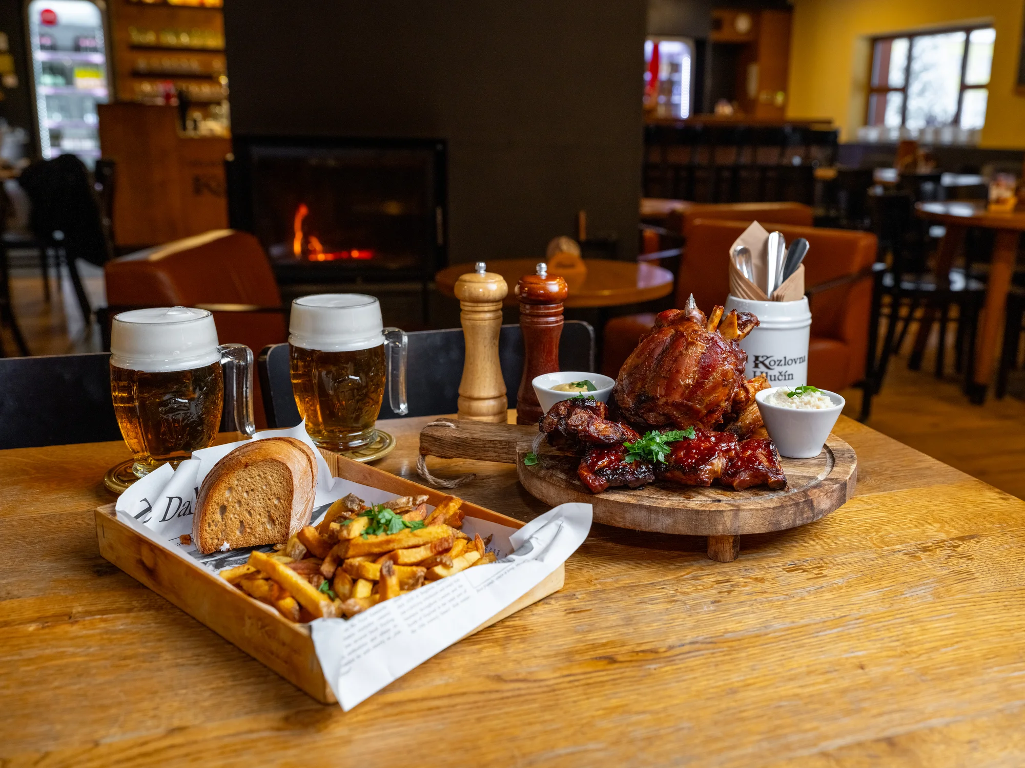 Naložené masové prkno i s pivy pro 2–8 osob: křídla, žebra, koleno i řízky