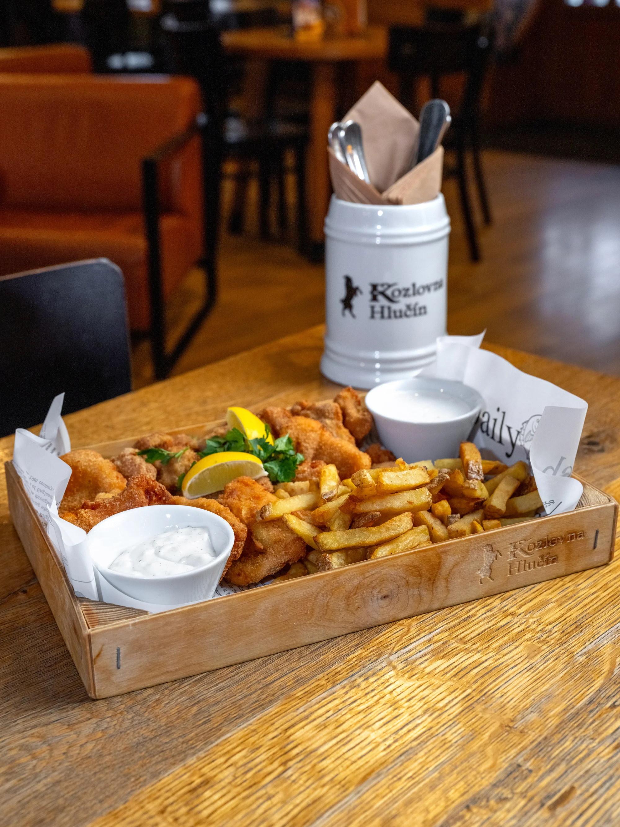 Miniřízečky z krkovice a kuřecího prsa s hranolky i dvě velká piva v Kozlovně Hlučín