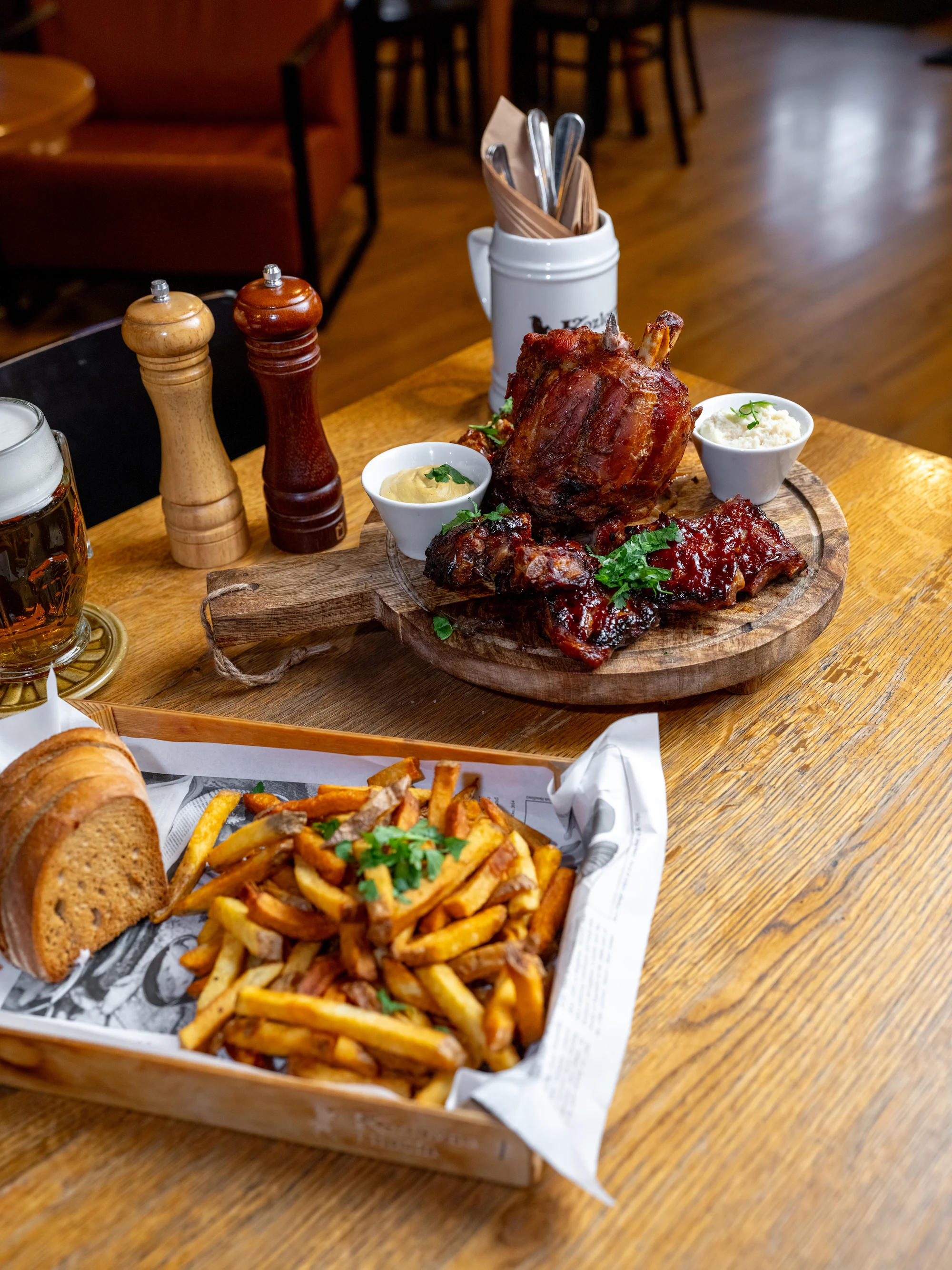 Naložené masové prkno i s pivy pro 2–8 osob: křídla, žebra, koleno i řízky