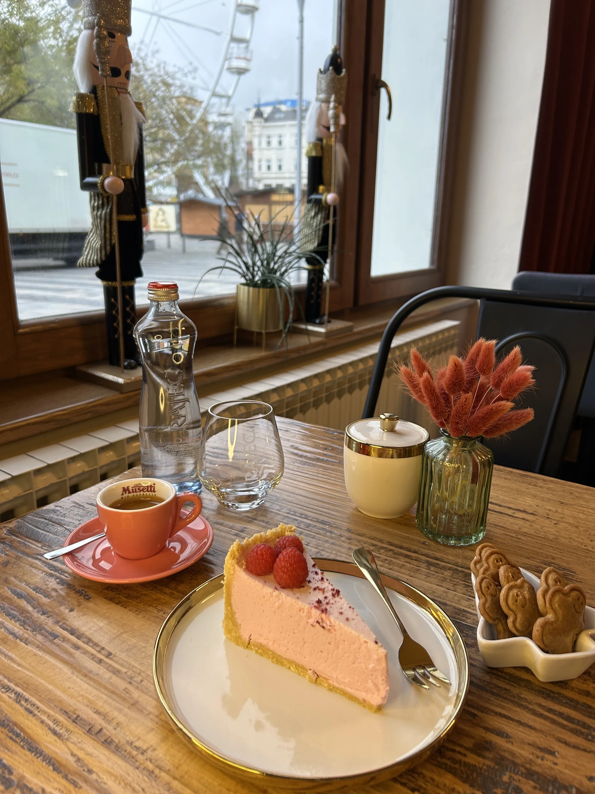 Káva, zákusek i limonáda s kousky ovoce dle výběru pro 1 nebo 2 osoby