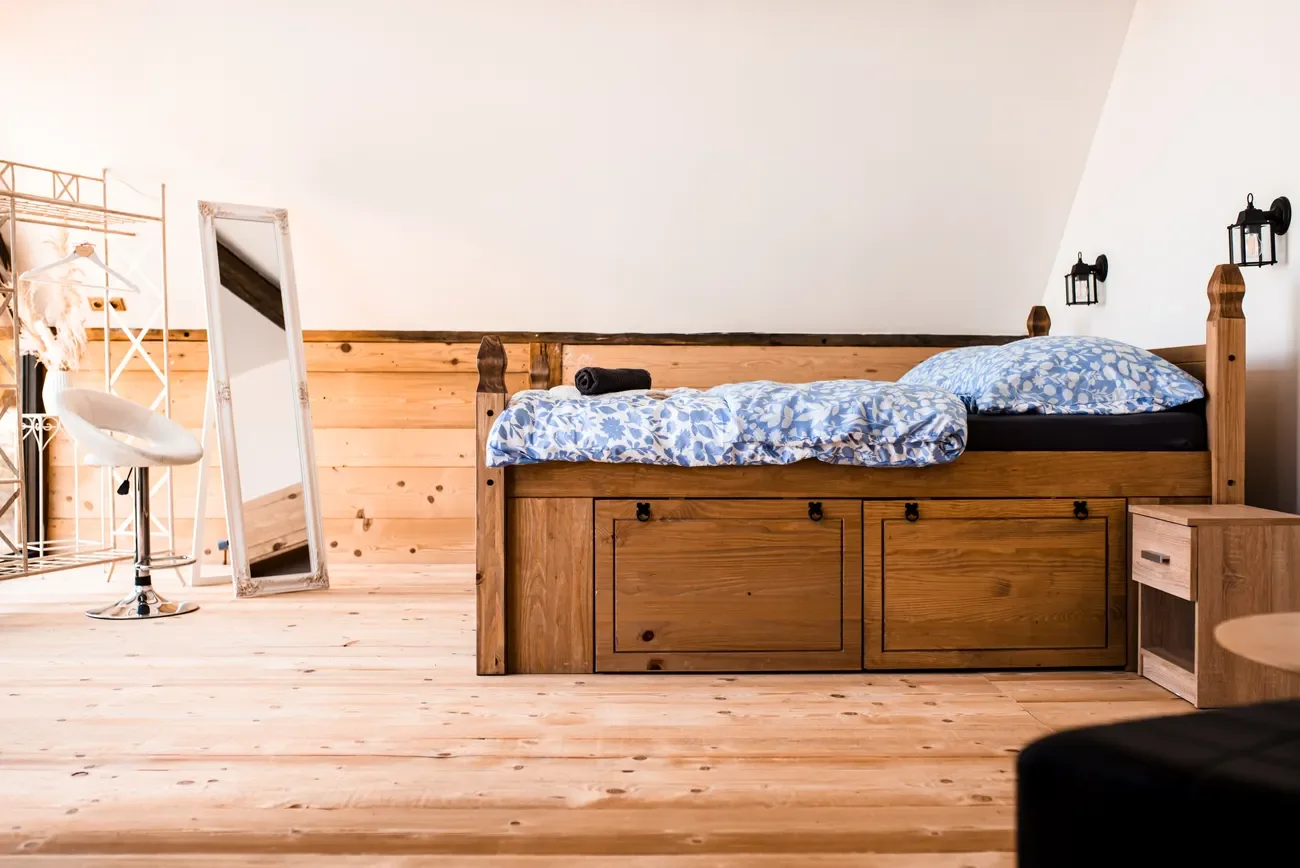 Romantika v Jizerkách: krásné ubytování ve stodole s možností snídaní, výhledy do krajiny