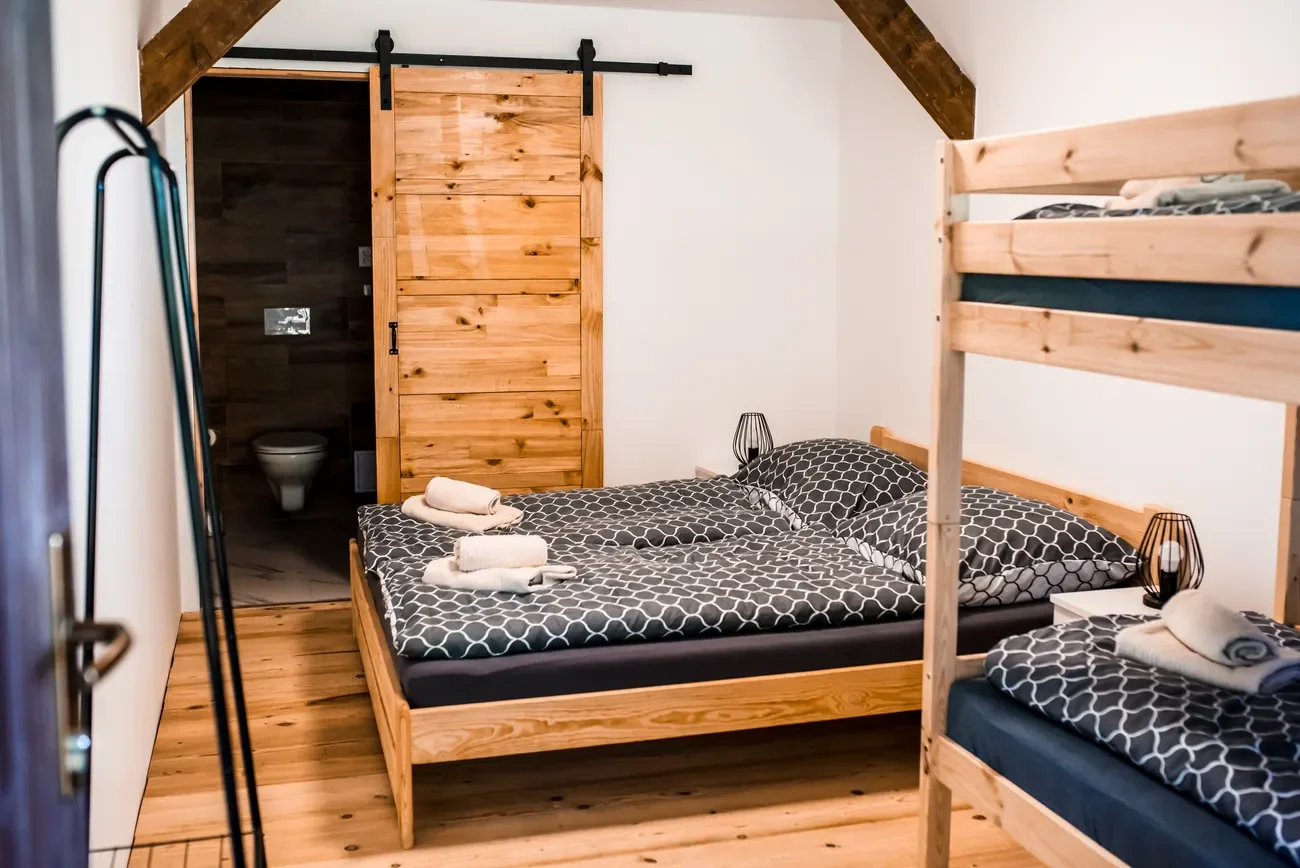 Romantika v Jizerkách: krásné ubytování ve stodole s možností snídaní, výhledy do krajiny